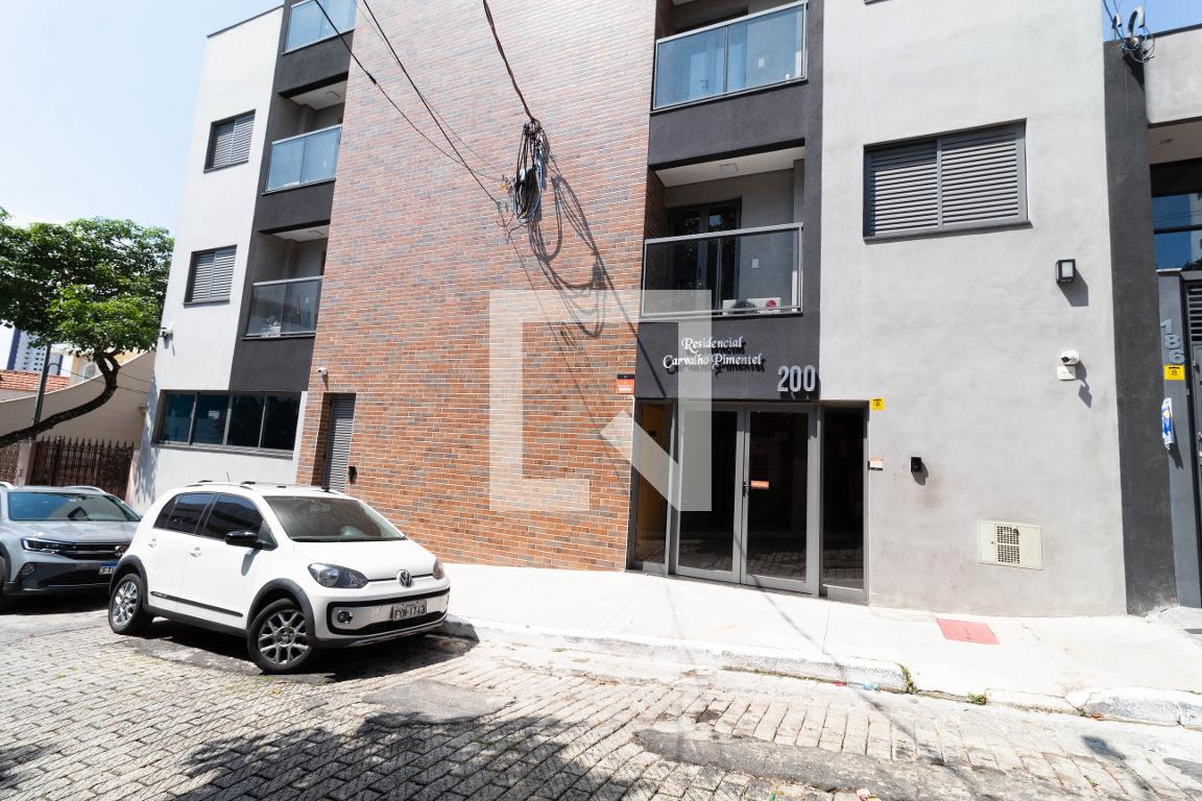 Fachada do Prédio Condomínio em Rua Fernando Dondon, 192
