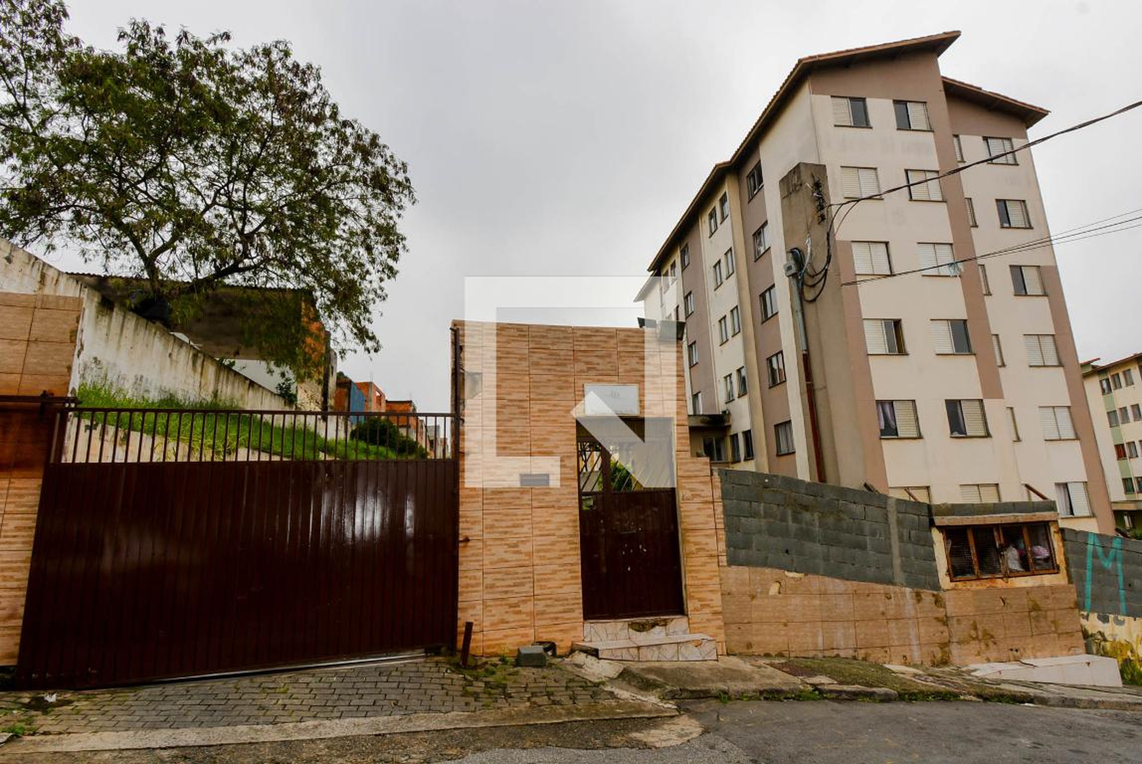 Fachada Condomínio em Rua Trinta e Sete, 55