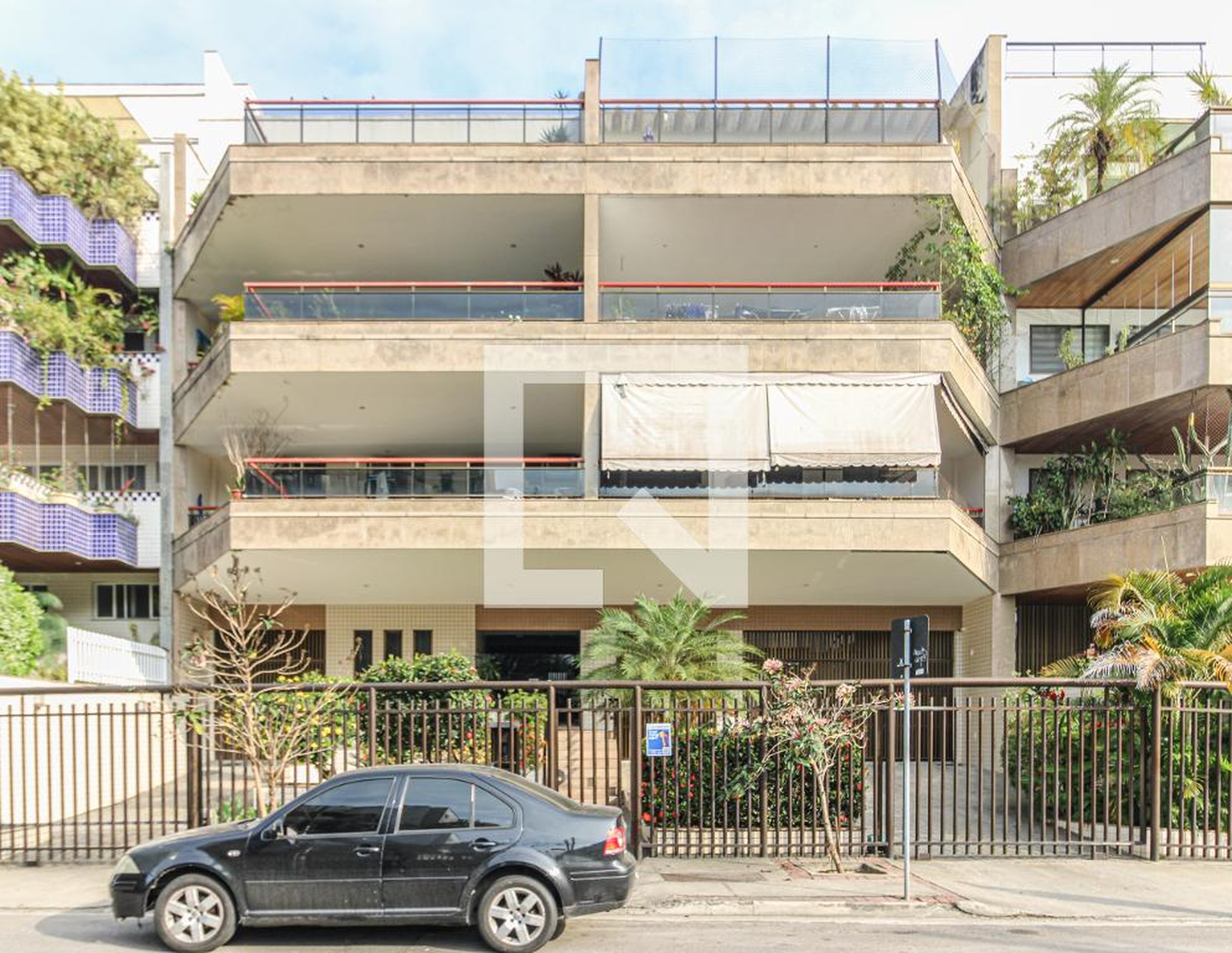 Fachada Condomínio em Rua Haroldo Cavalcanti, 305