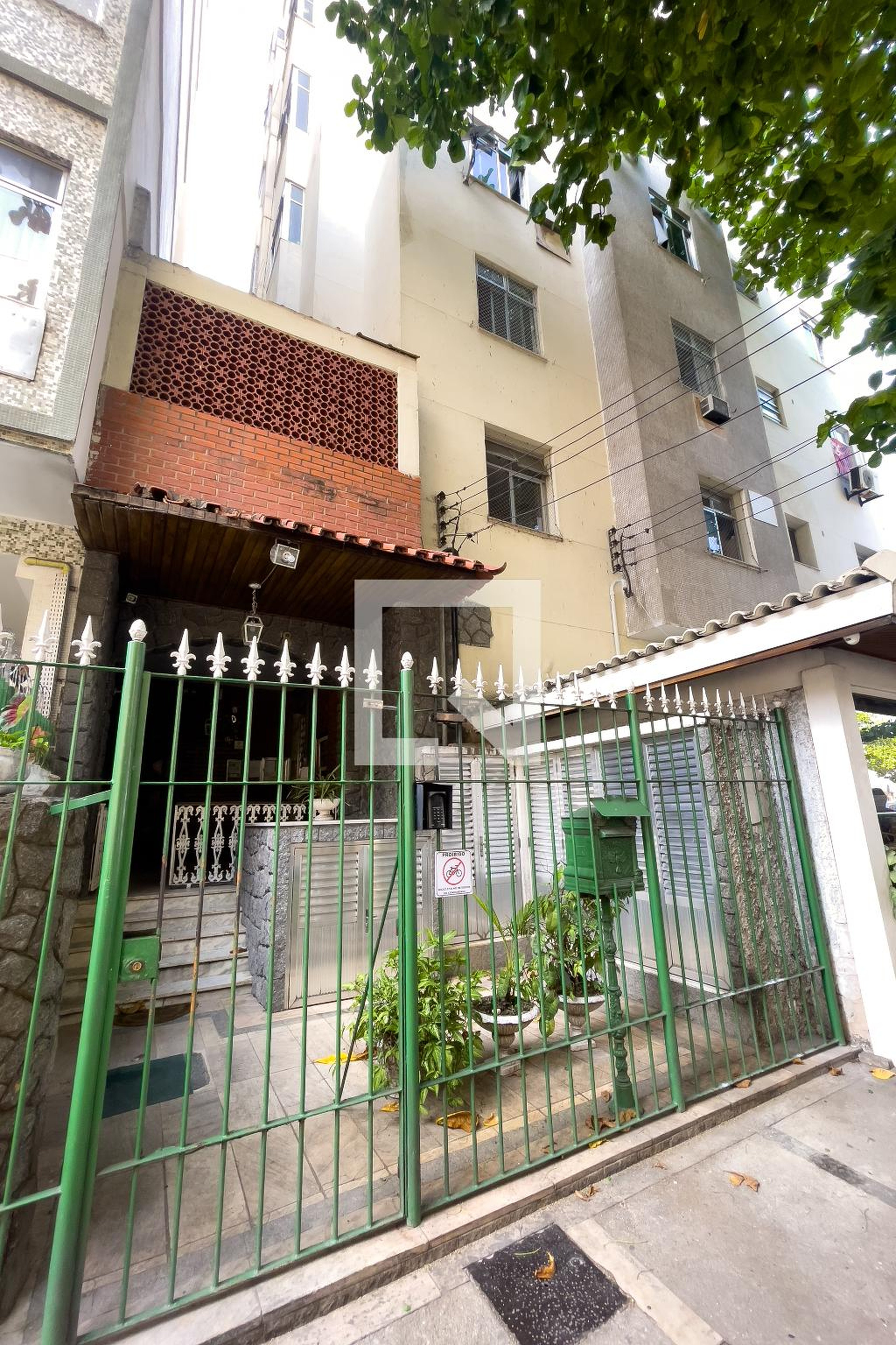 Fachada Condomínio em Rua Comendador Queirós, 8