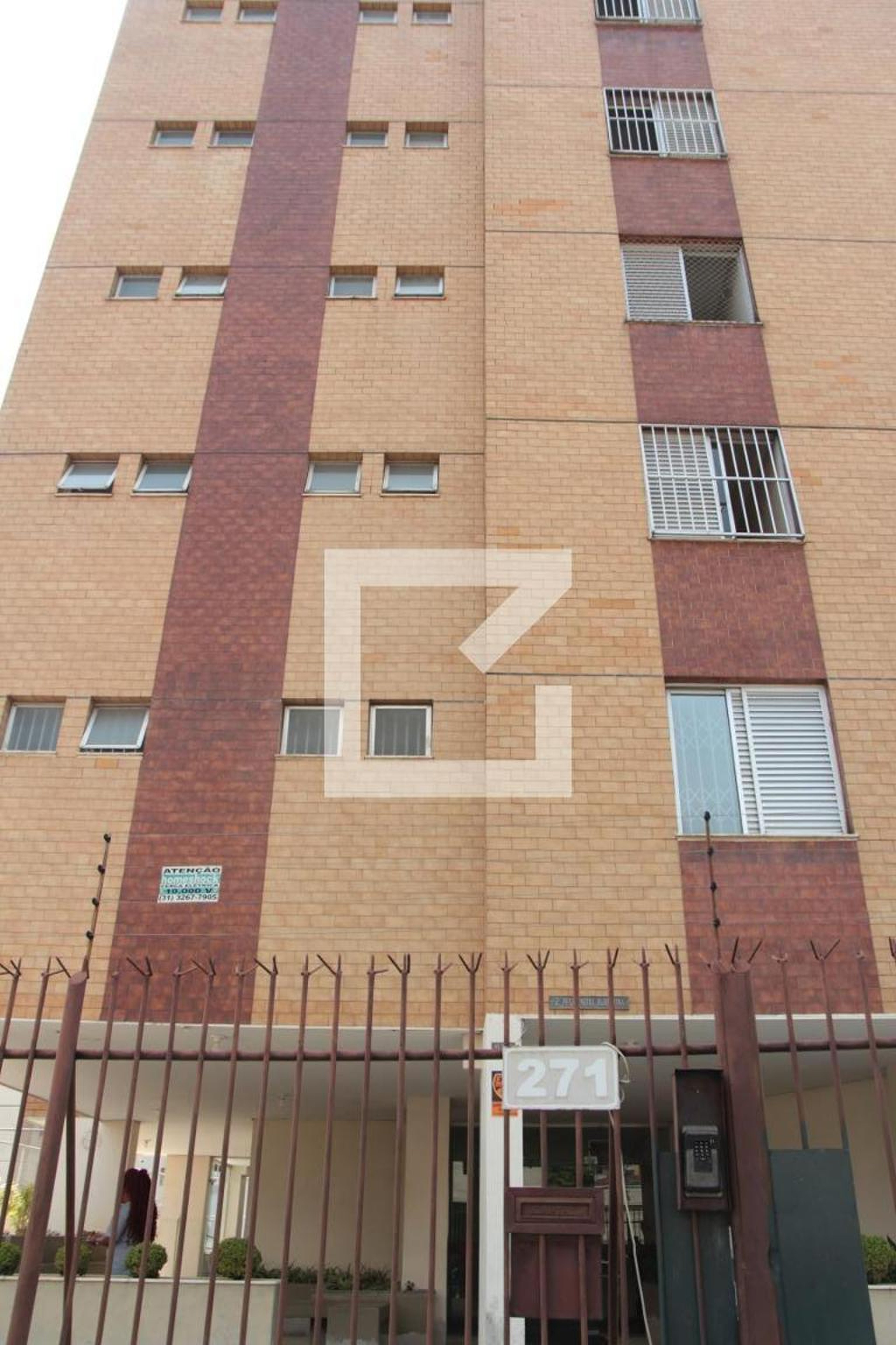 Fachada Condomínio em Rua Maria Macedo, 271