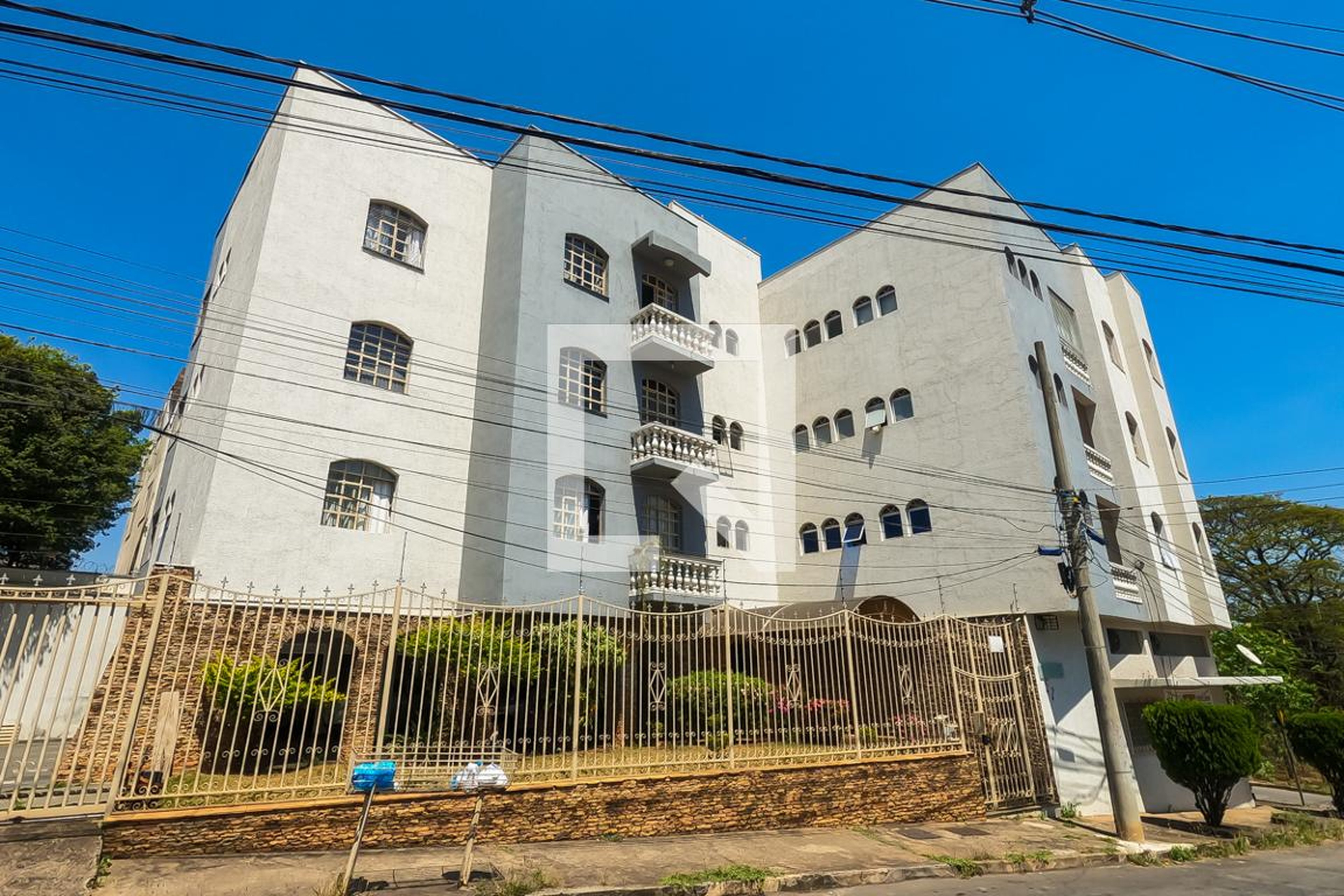 Fachada Condomínio em Rua João de Melo Matos, 57