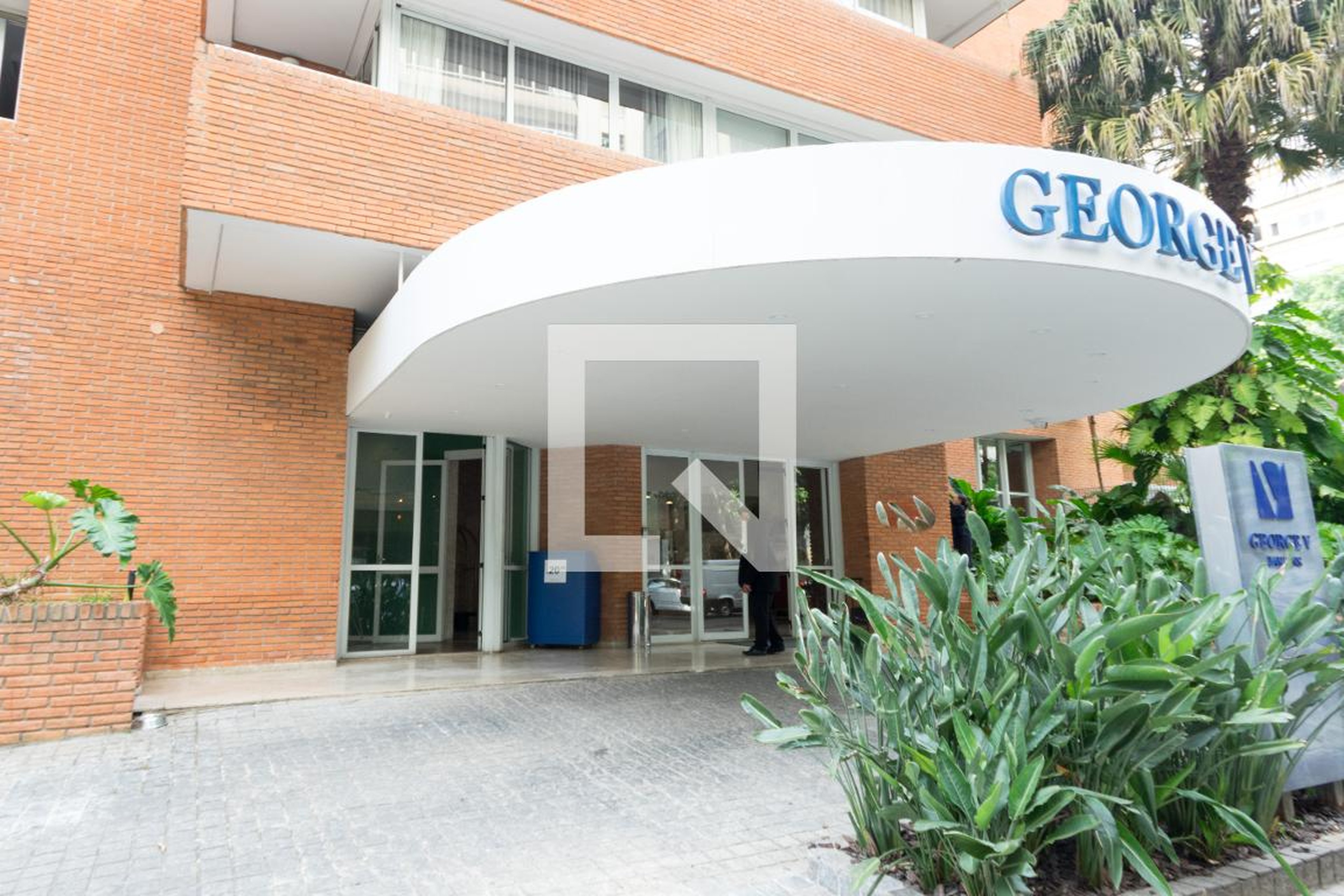 Entrada - George V Residence