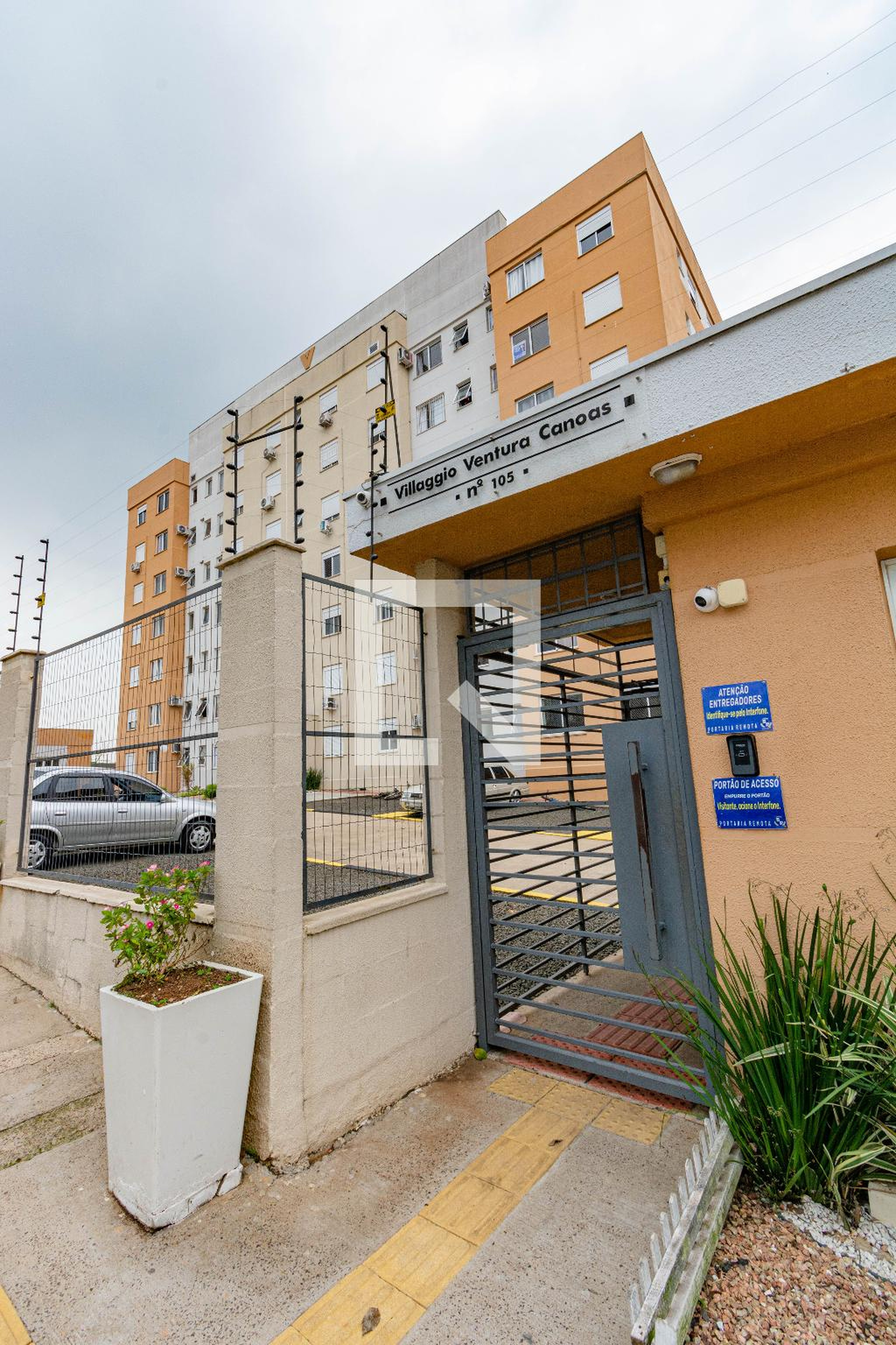 Fachada Condomínio em Rua Sub Hélio Sansone, 105