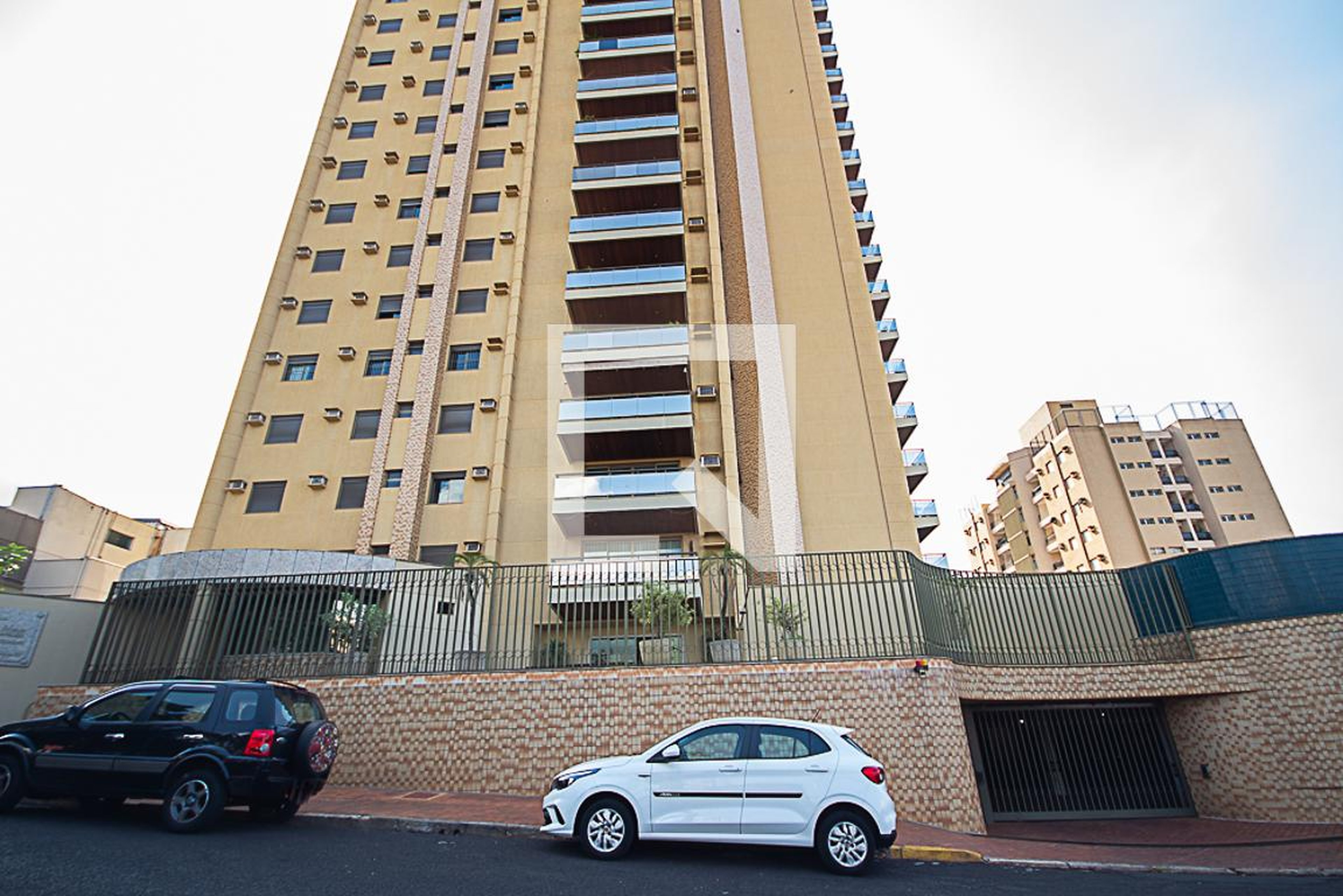 Fachada do condomínio Condomínio Caviuna Residence