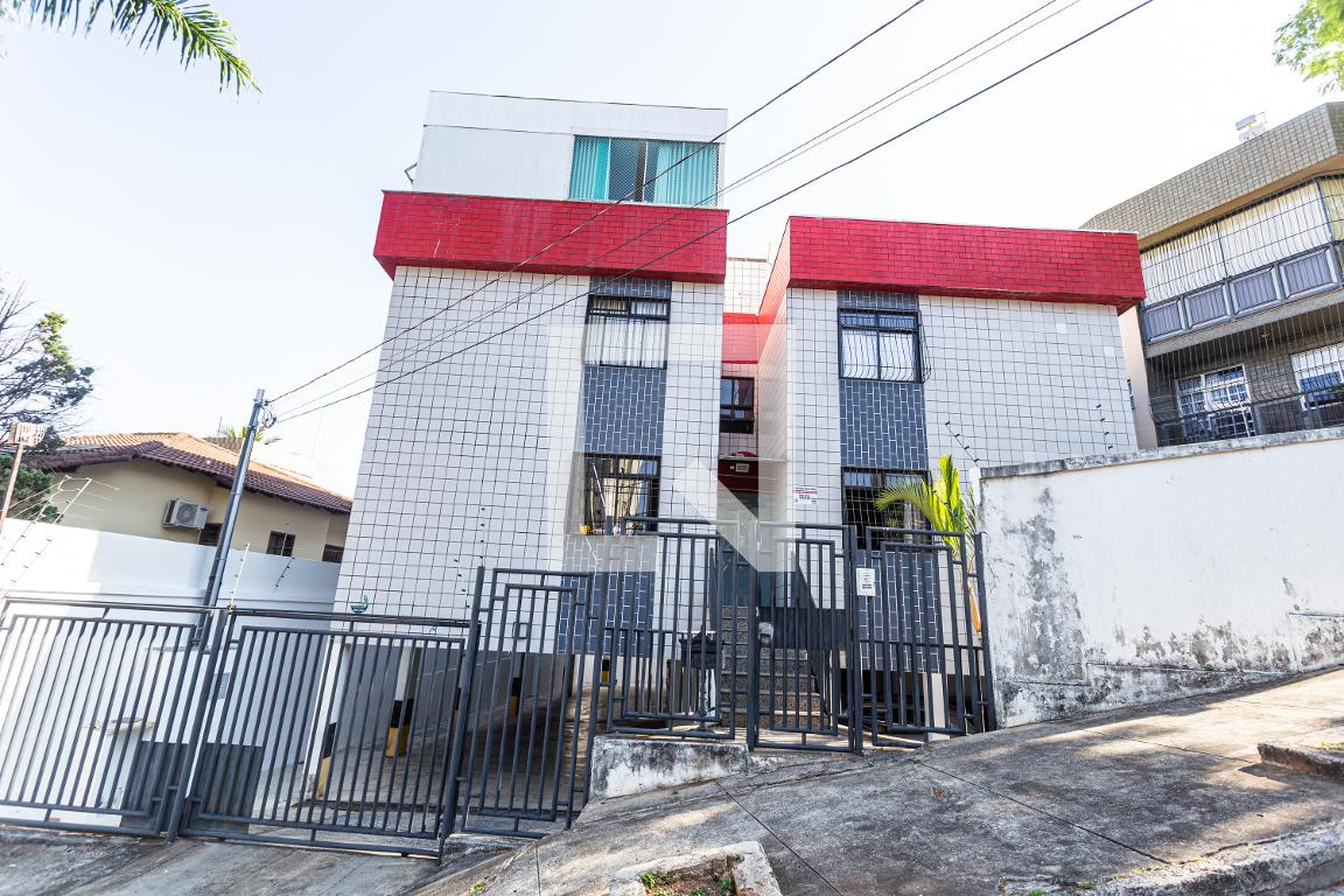 Fachada Condomínio em Rua Joubert Bustamante, 111