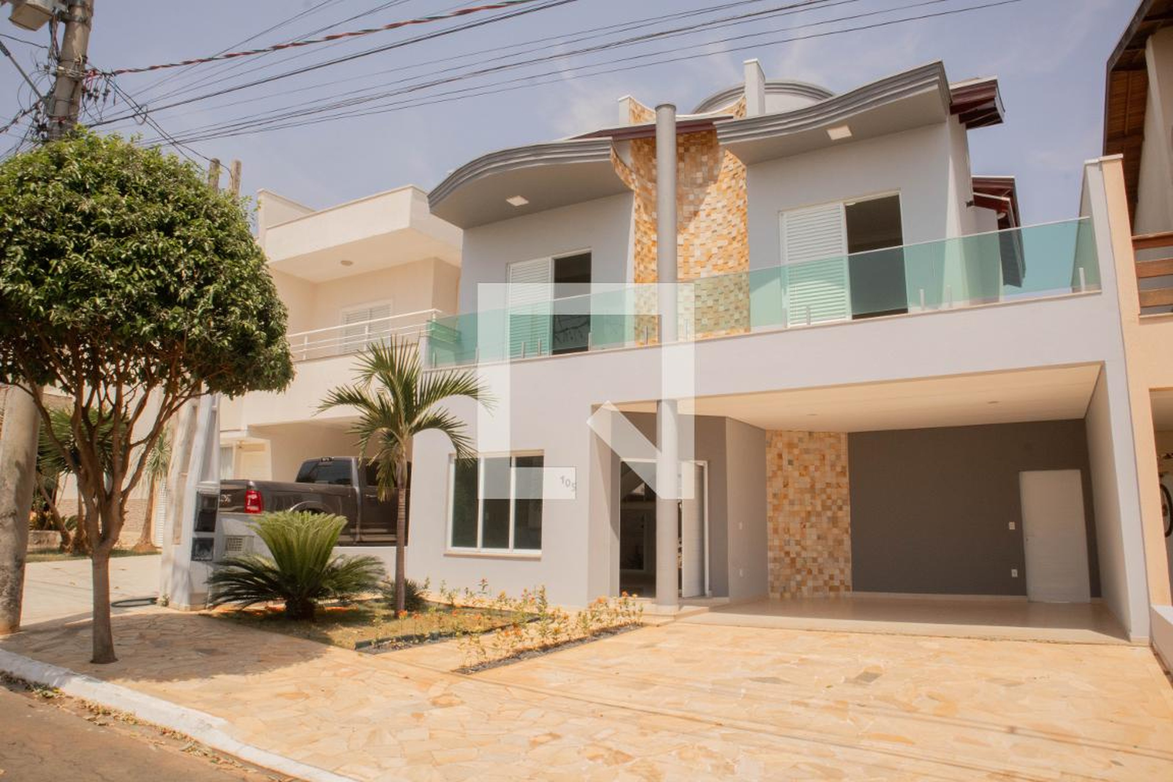 Fachada Condomínio em Rua Escócia, 105