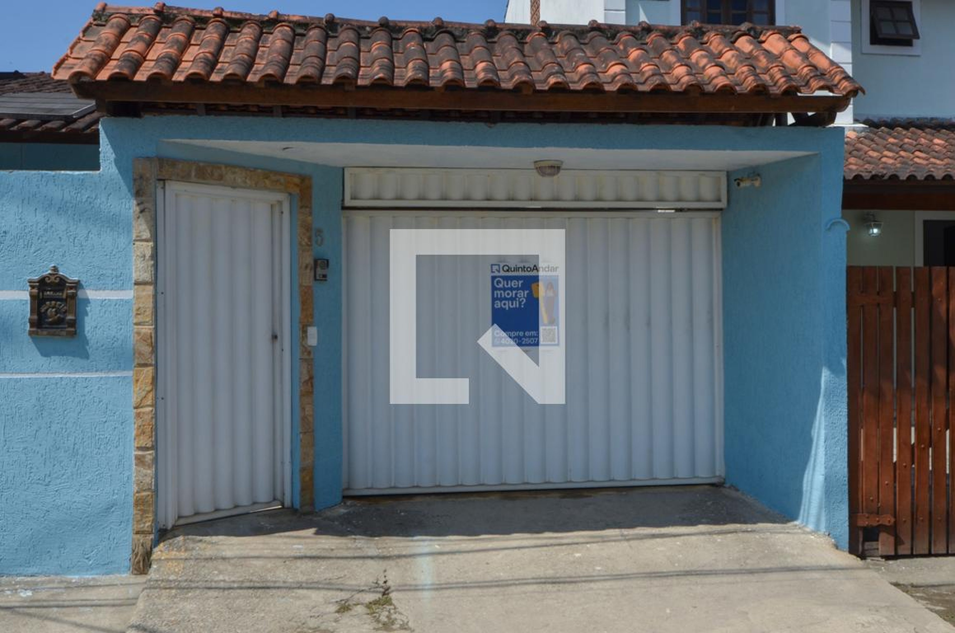 Fachada Condomínio em Rua Zenetildes Alves Meira, 300