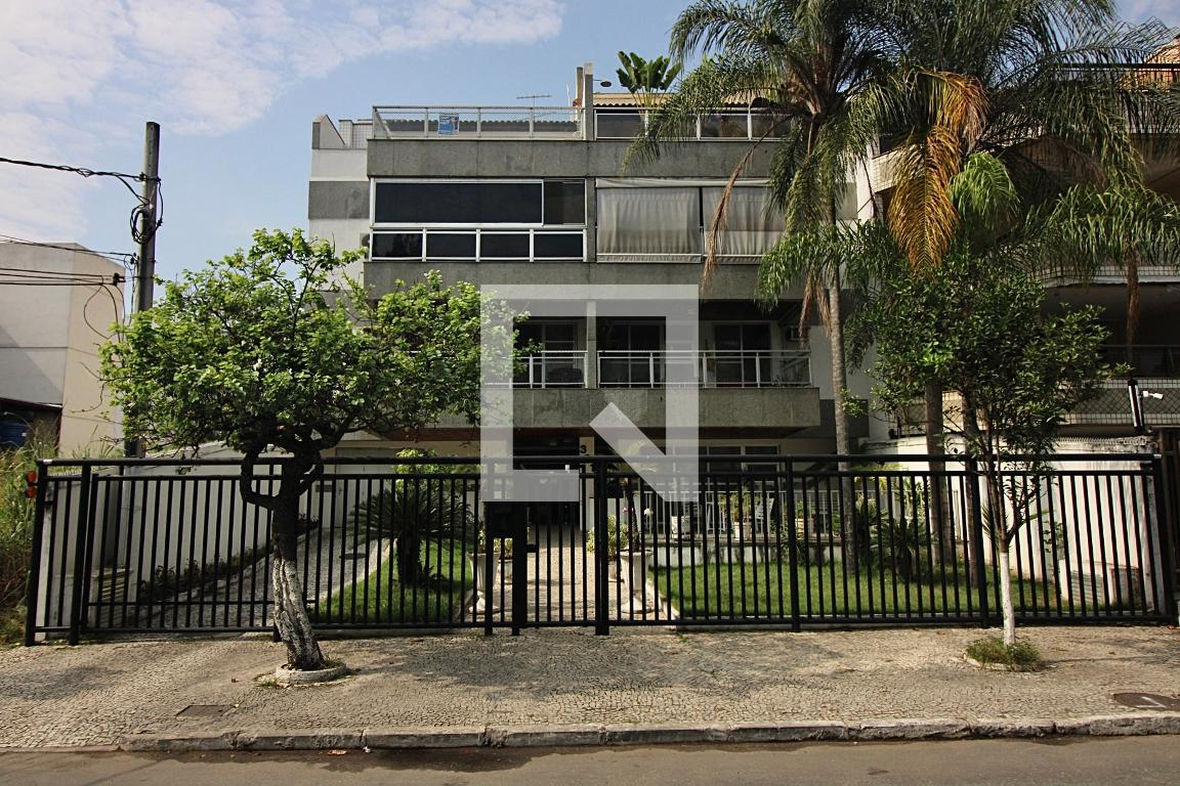 Fachada Condomínio em Rua Desembargador Paulo Alonso, 301