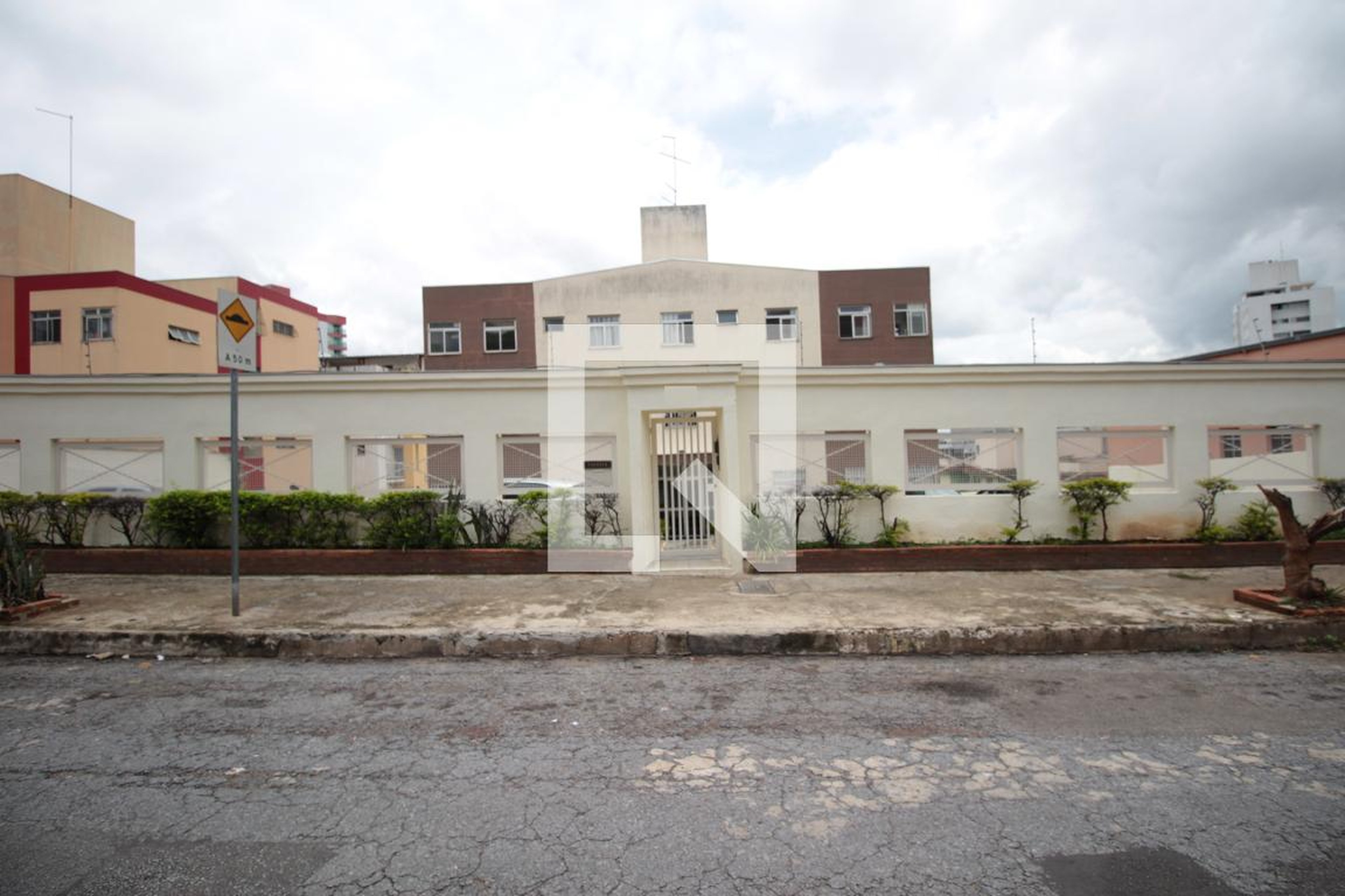 Fachada Condomínio em Rua Desembargador José Satyro, 690