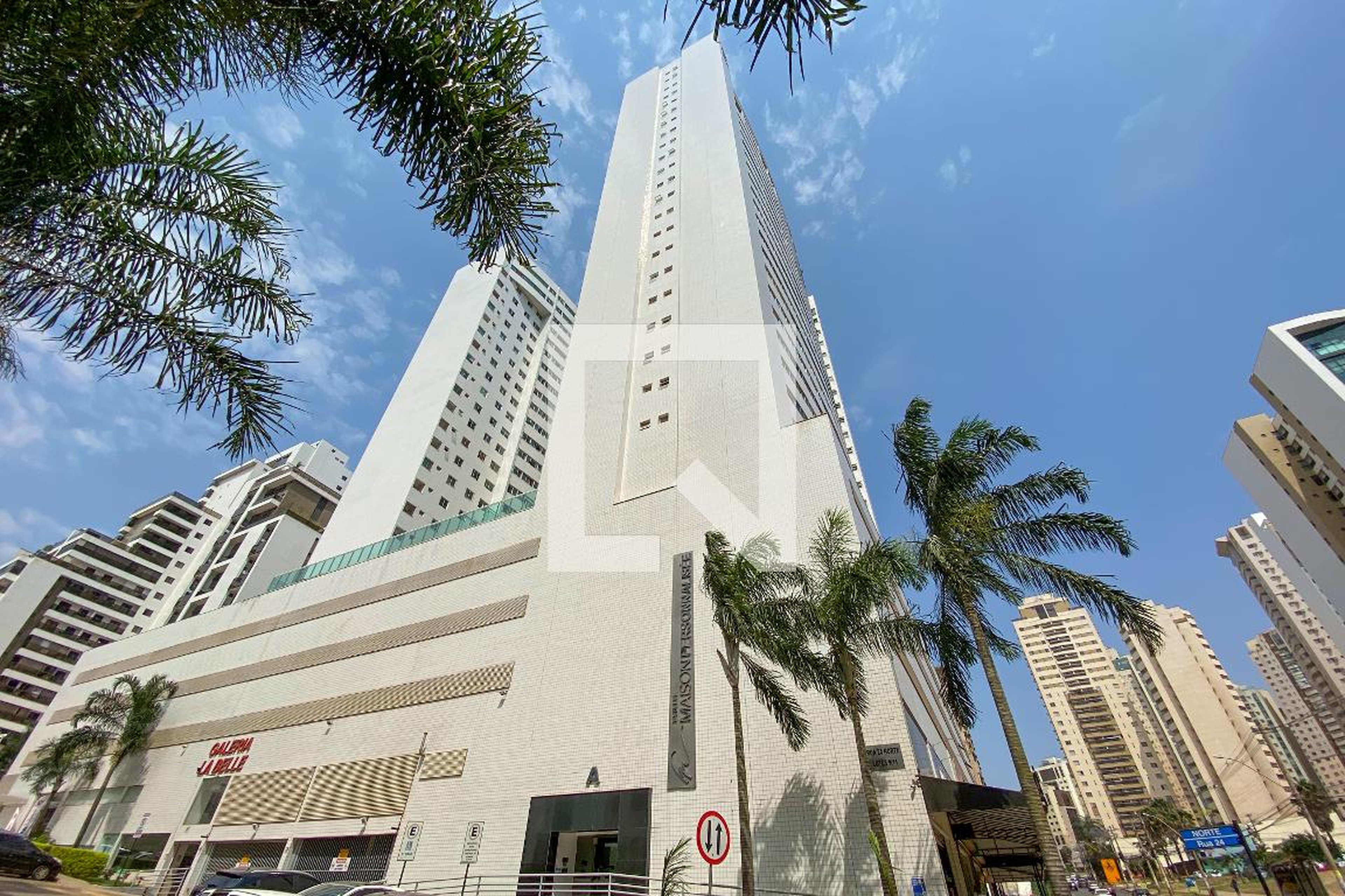 Fachada Condomínio em Rua 24 Norte, 1