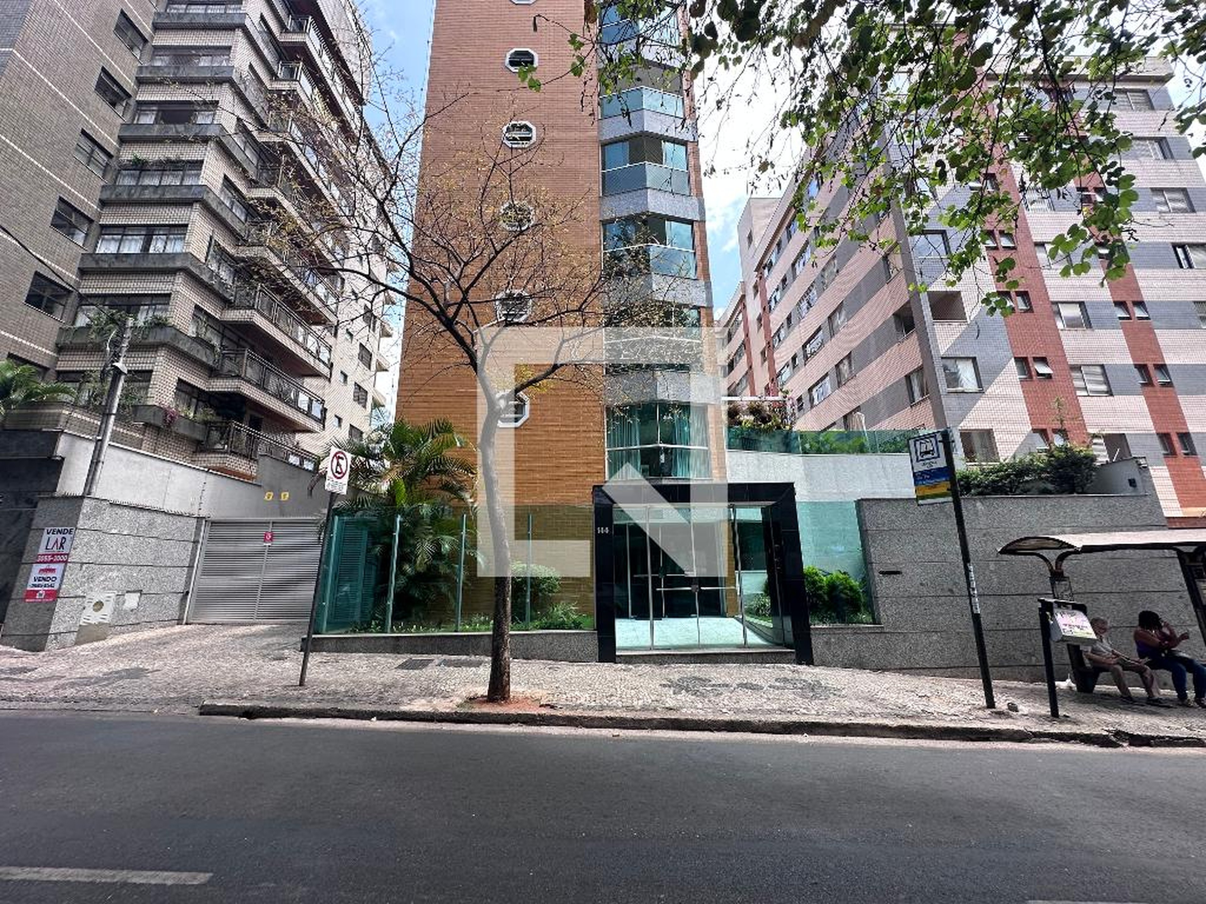 Fachada Condomínio em Rua Grão Mogol, 144