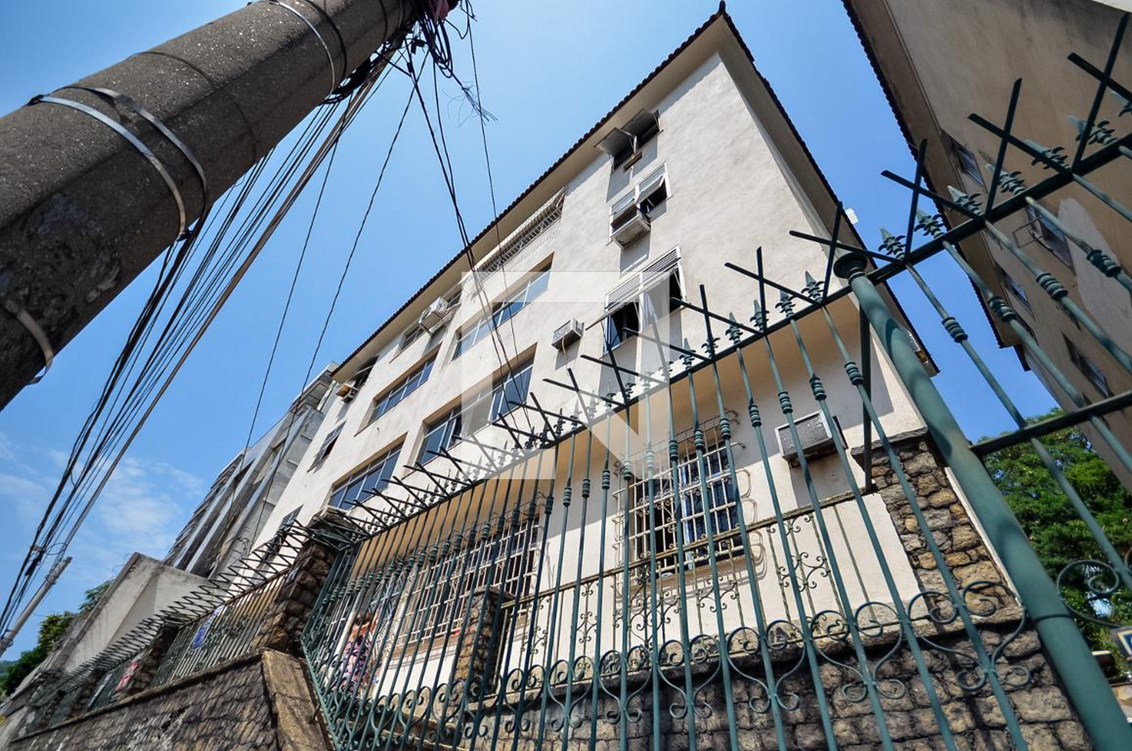 Fachada Condomínio em Rua do Bispo, 227