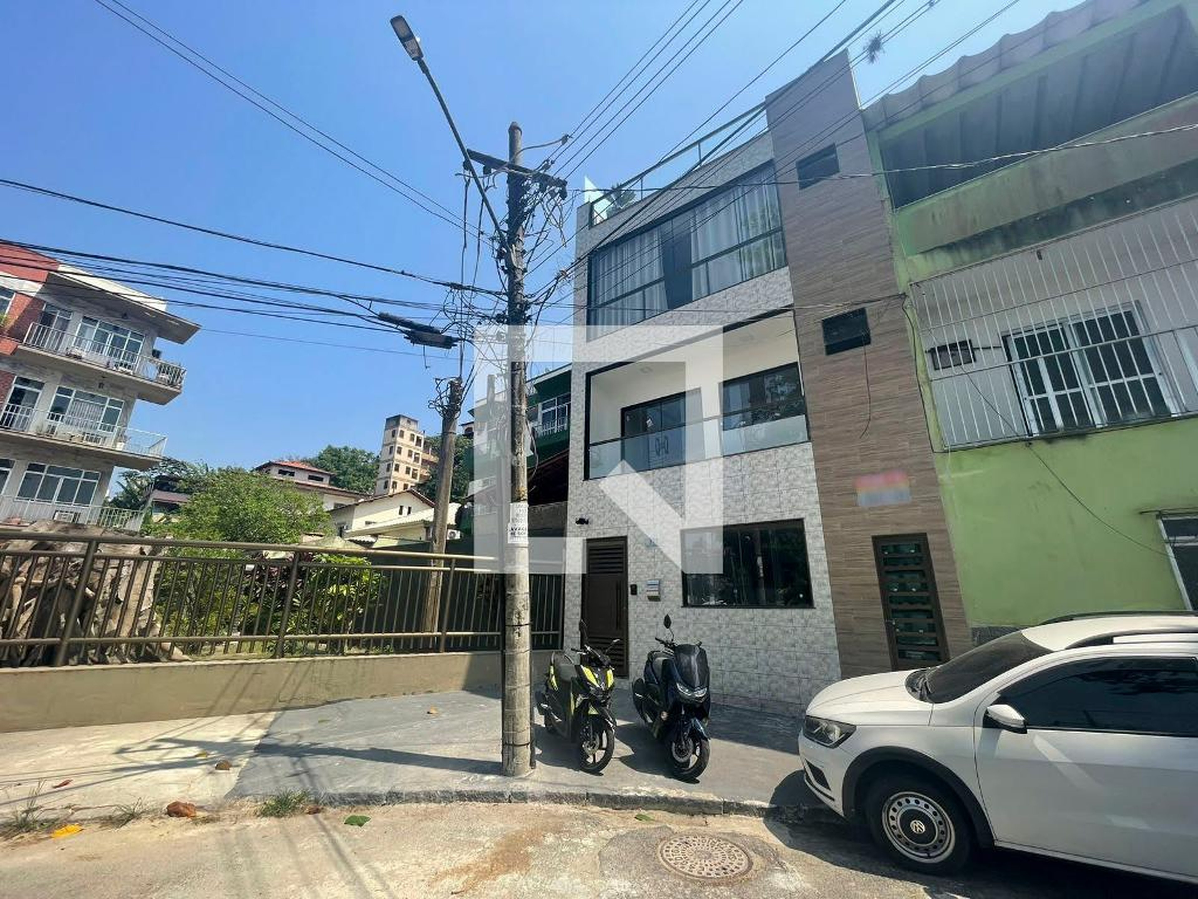 Fachada Condomínio em Praia das Pitangueiras, 377