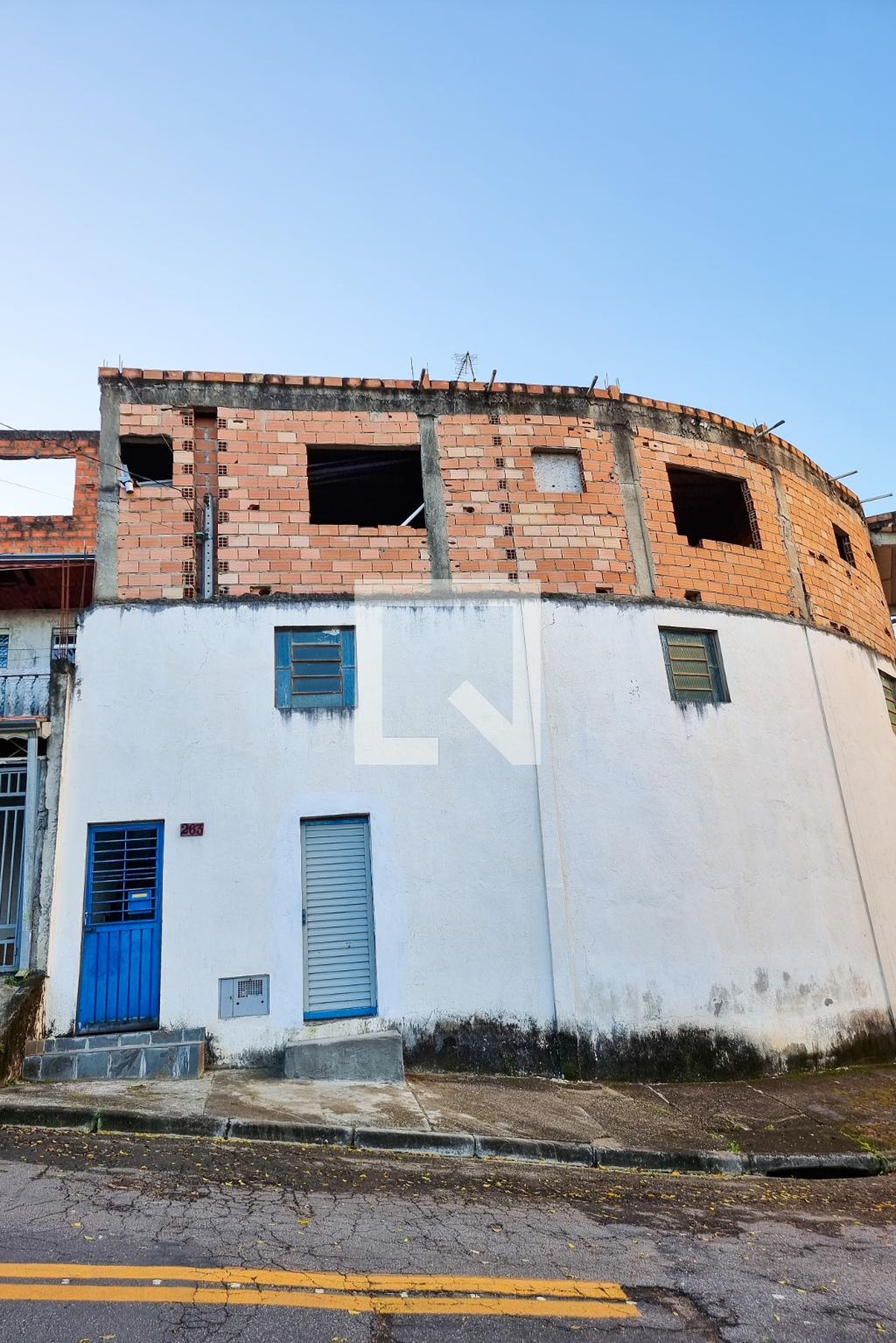 Fachada Condomínio em Rua Jayme Pinto da Cunha, 263