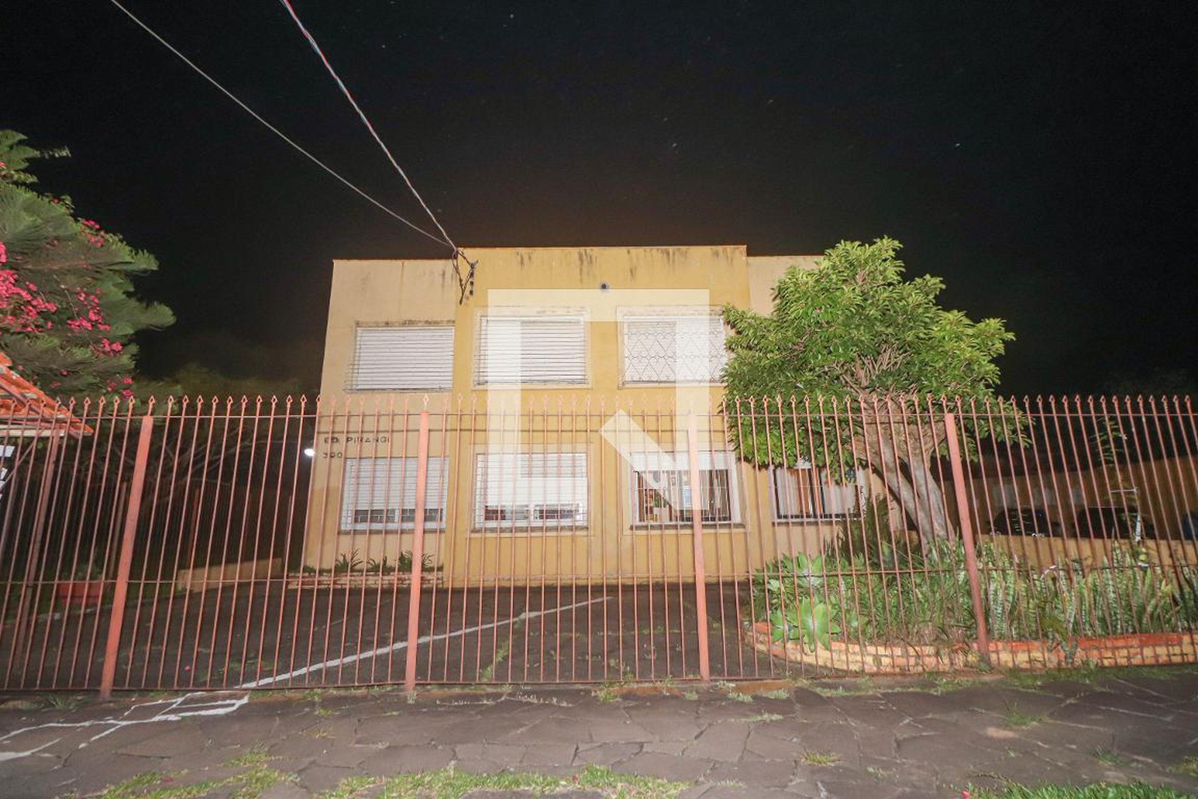 Fachada Condomínio em Rua Hugo Livi, 390