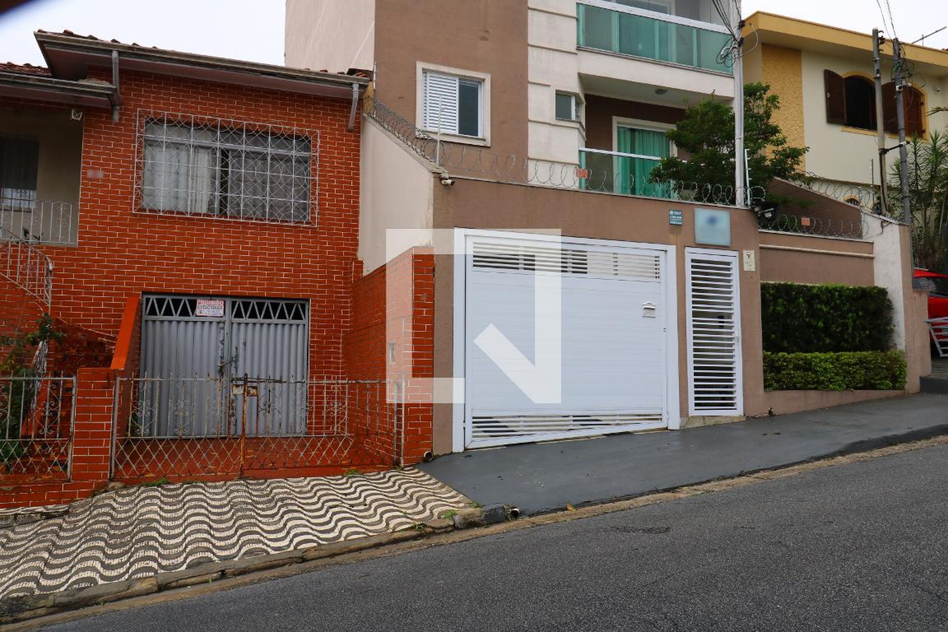 Fachada Condomínio em Rua Aracatu, 62