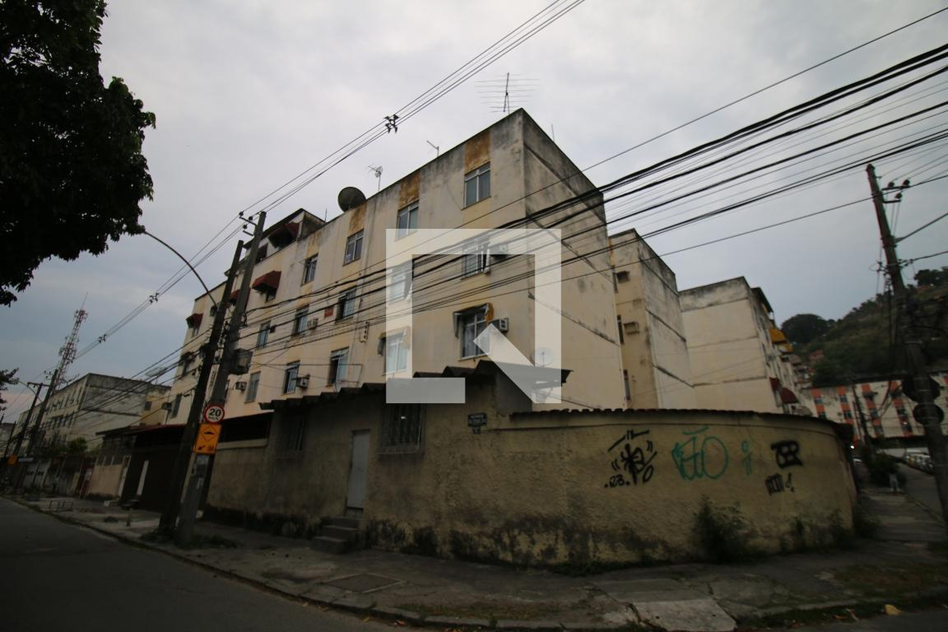 Fachada Condomínio em Rua Álvaro Antônio Sauka, 12