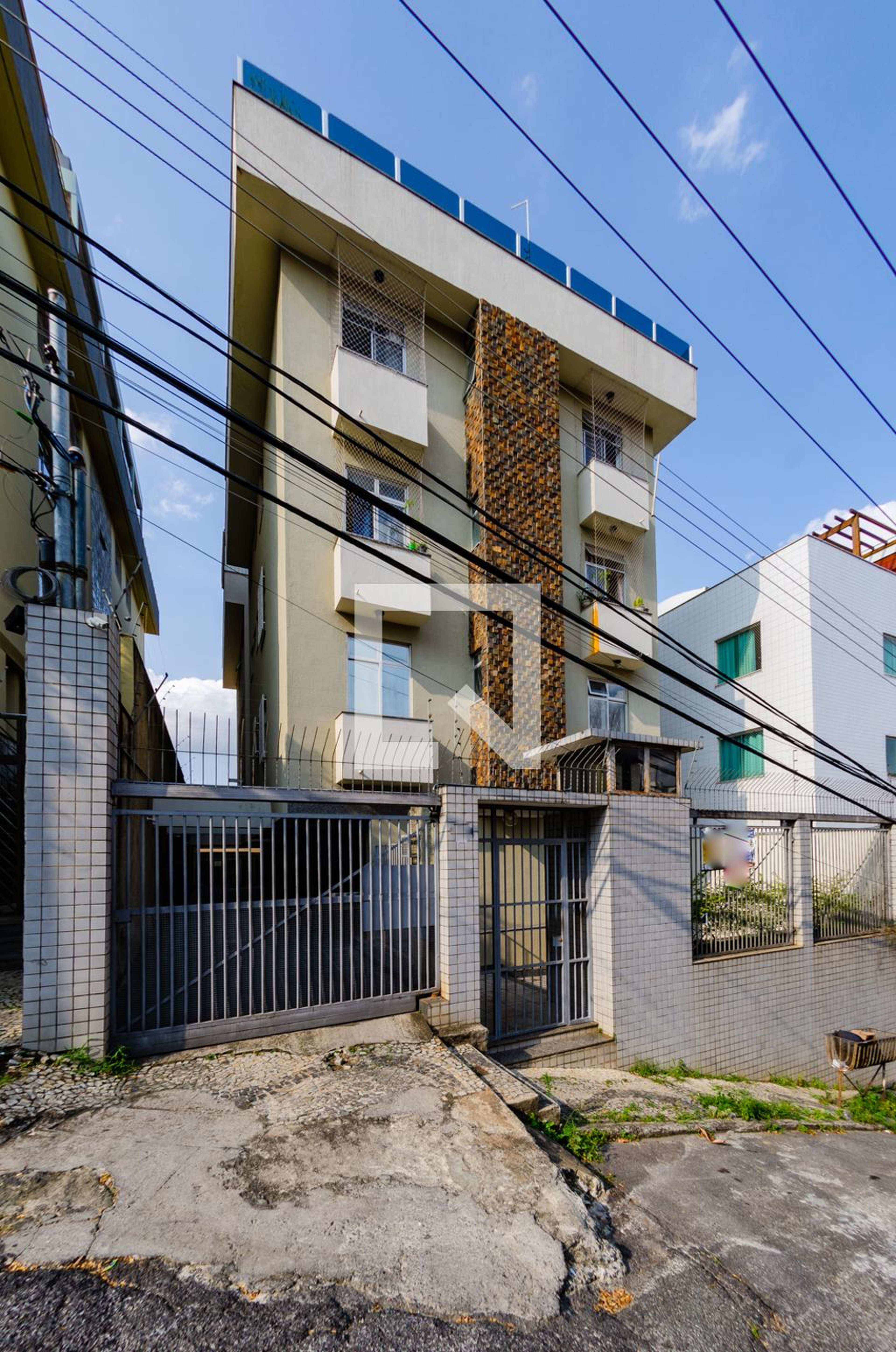 Fachada Condomínio em Rua Lurdinha César Santos, 100