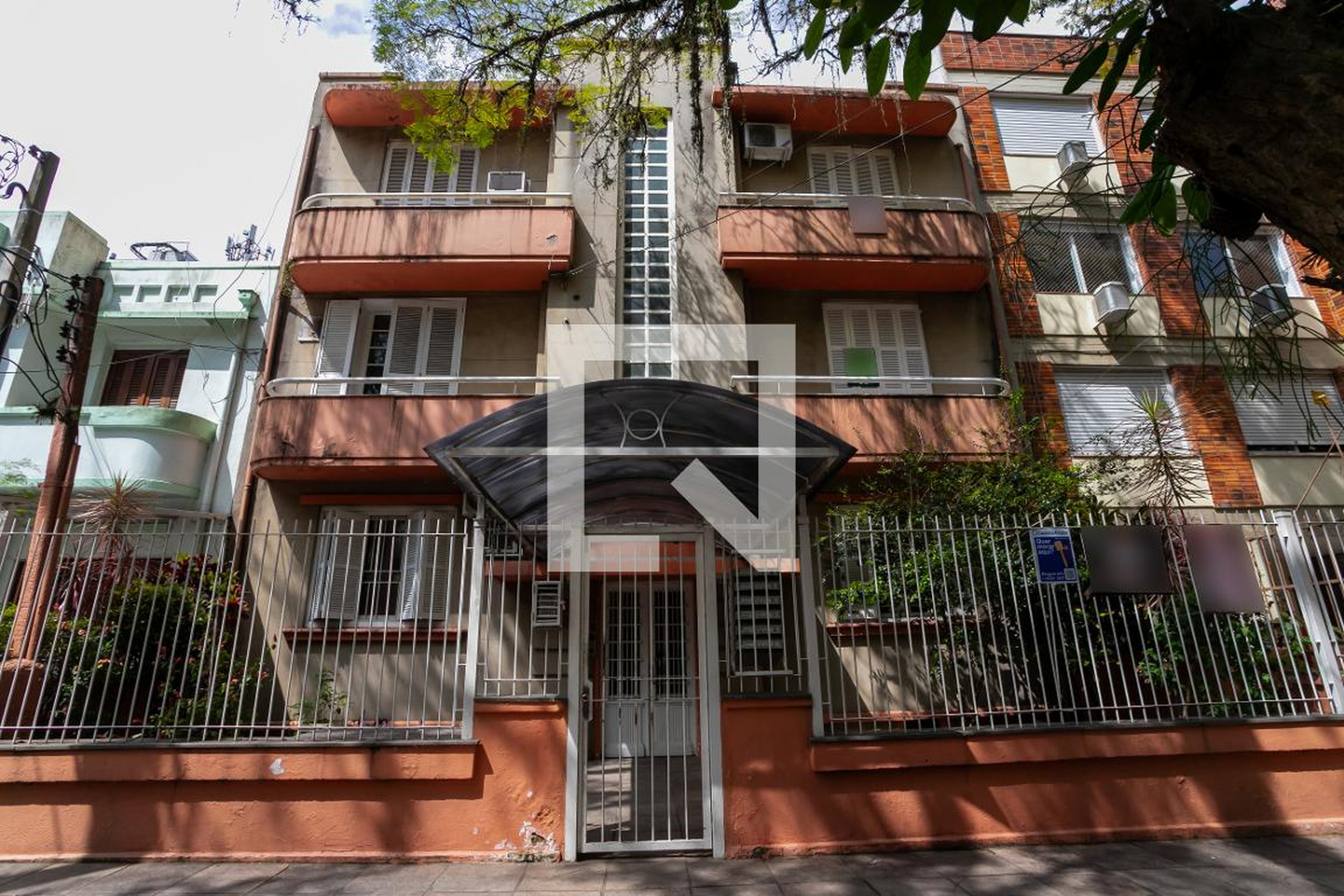 Fachada Condomínio em Rua Tomaz Flores, 234