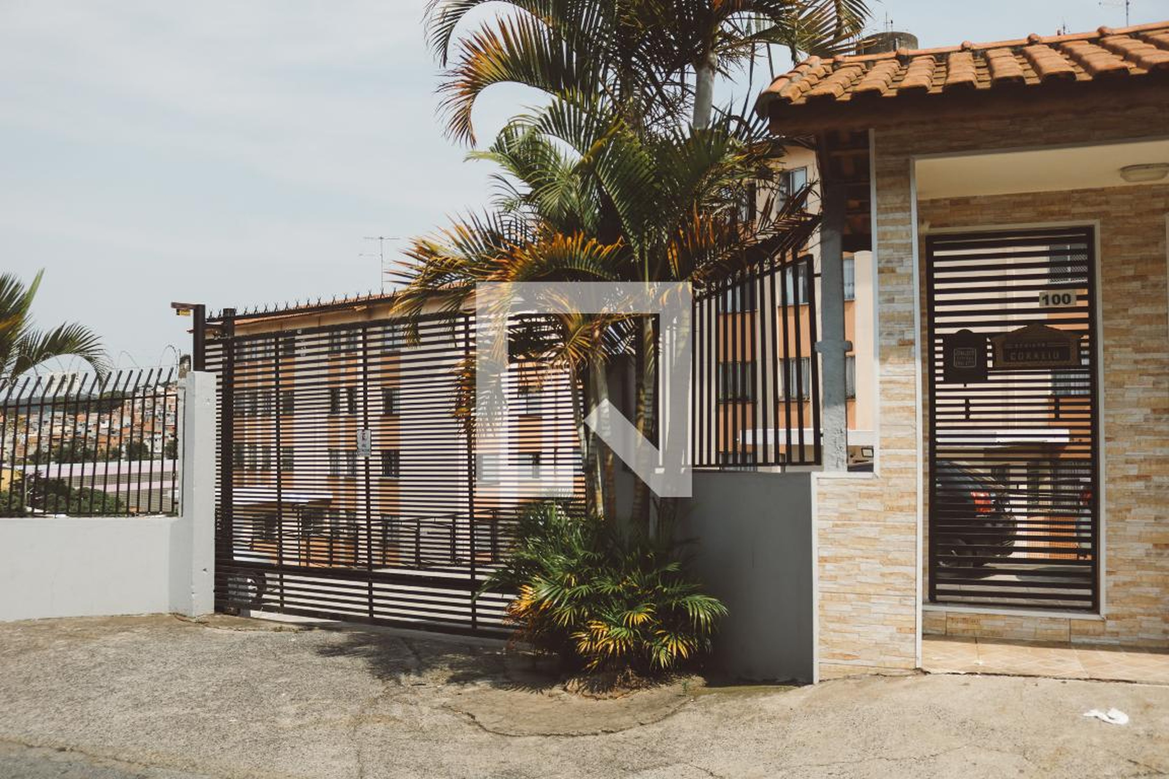 Fachada Condomínio em Rua Roberto Lanari, 100