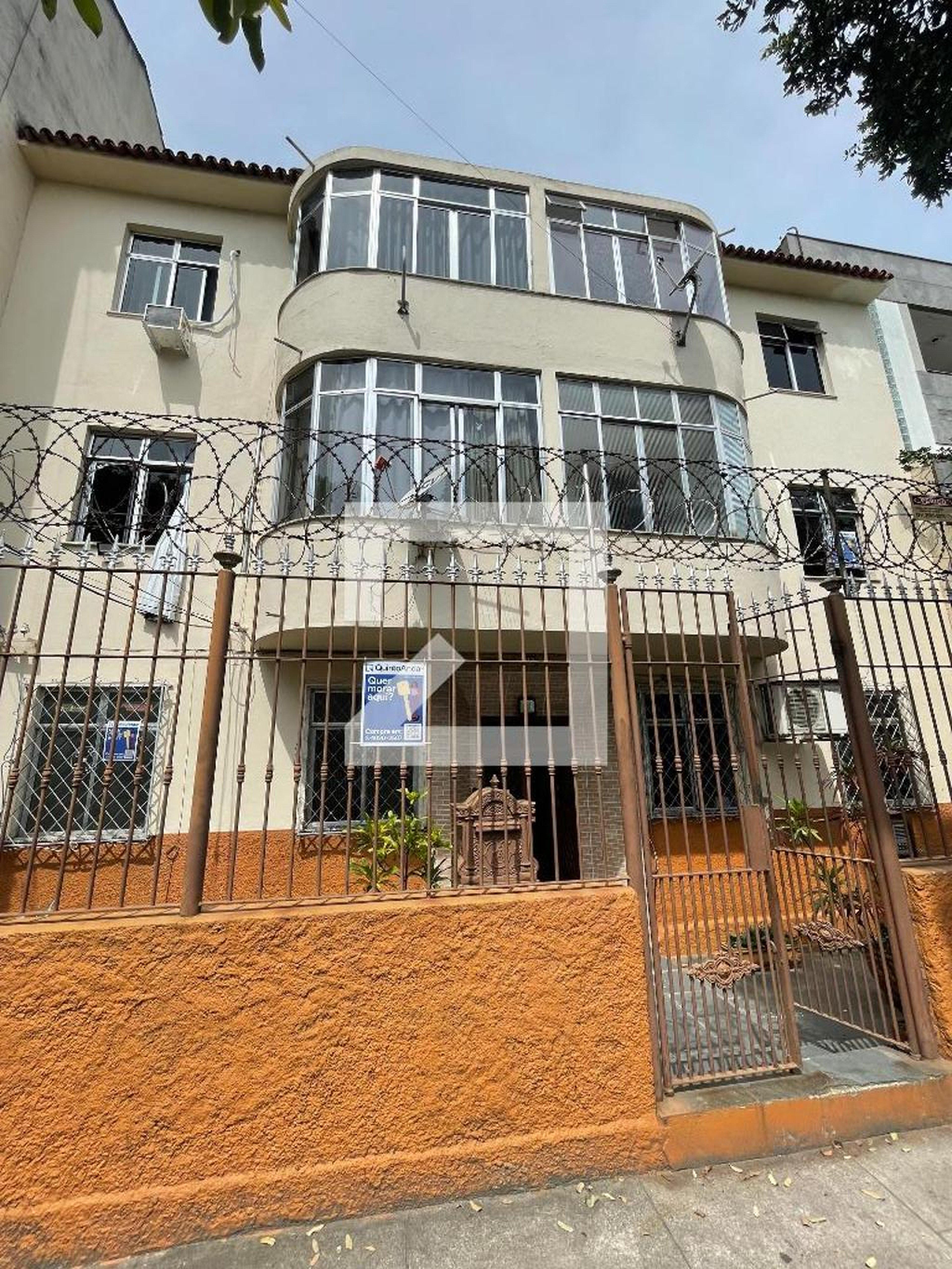 Fachada Condomínio em Rua Professora Estér de Melo, 163