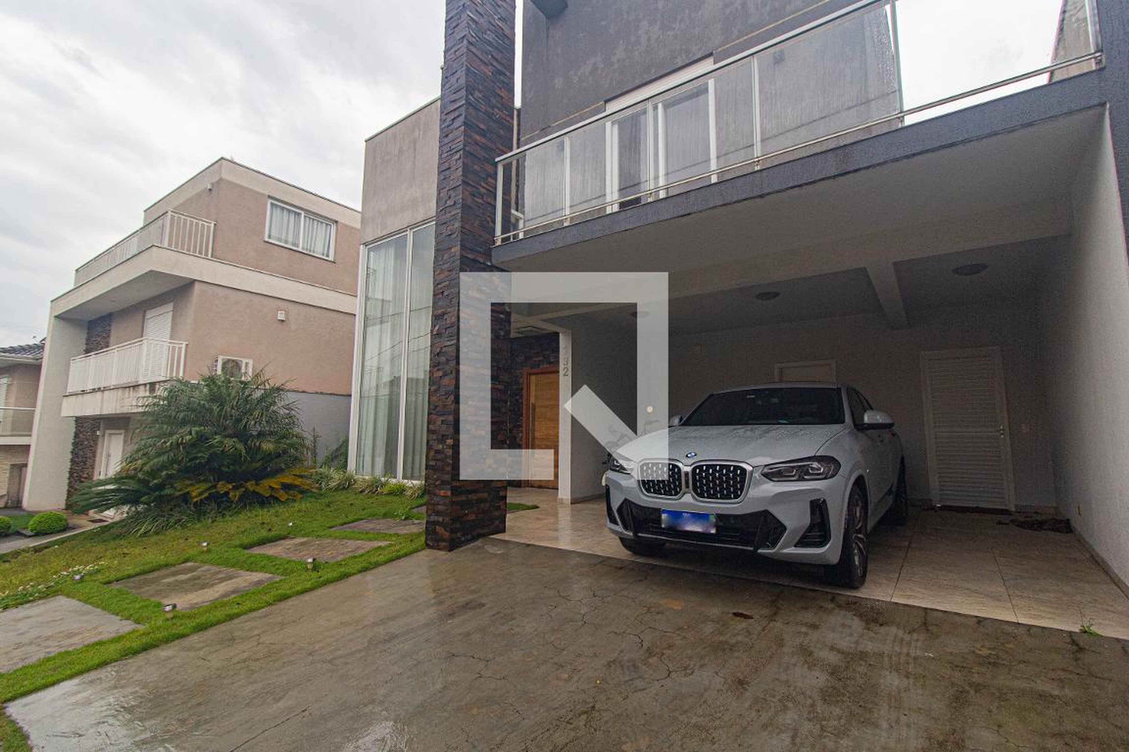 Fachada Condomínio em Rua Hermenegildo Luca, 101