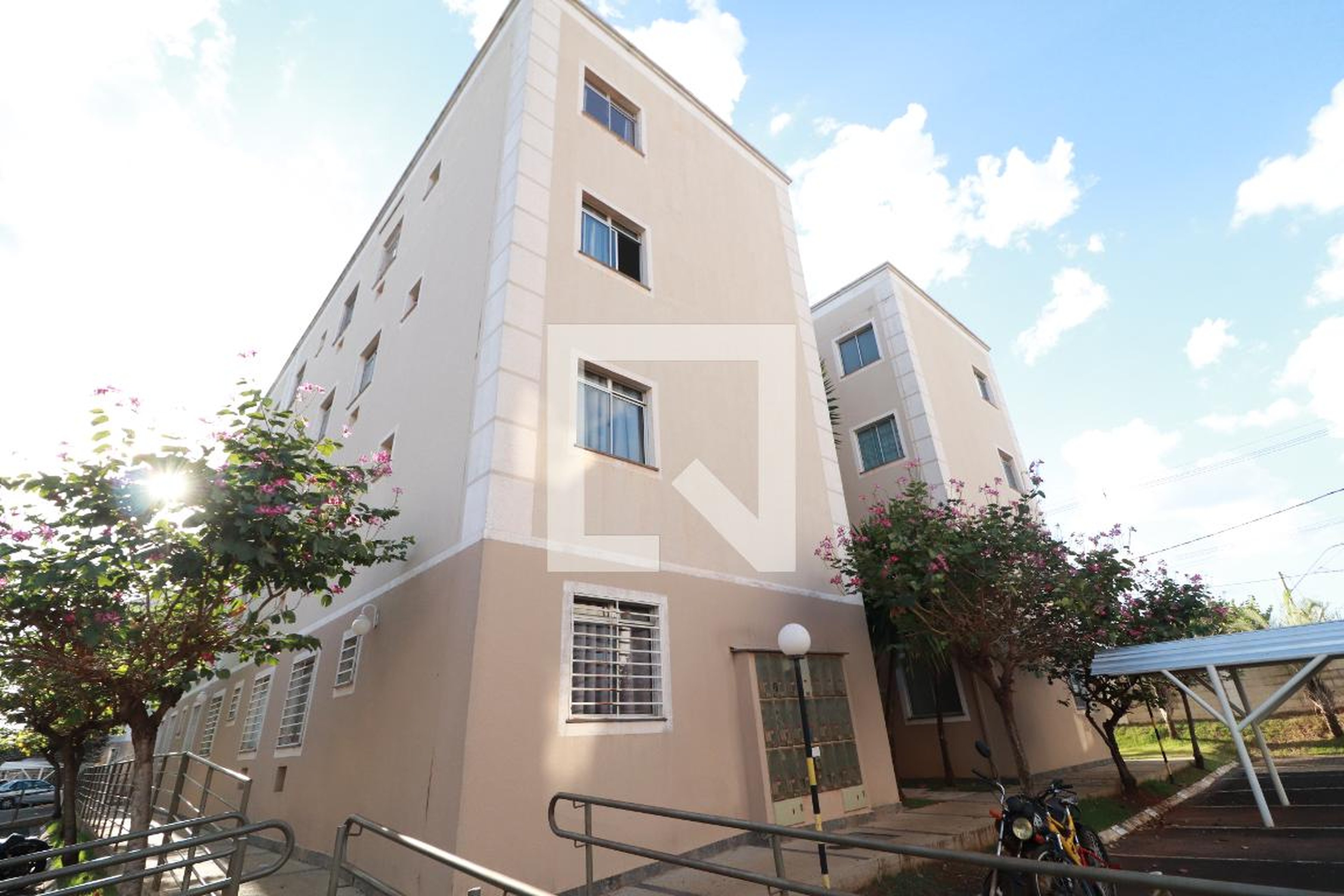 Fachada do Prédio Condomínio em Rua do Ferroviário, 100