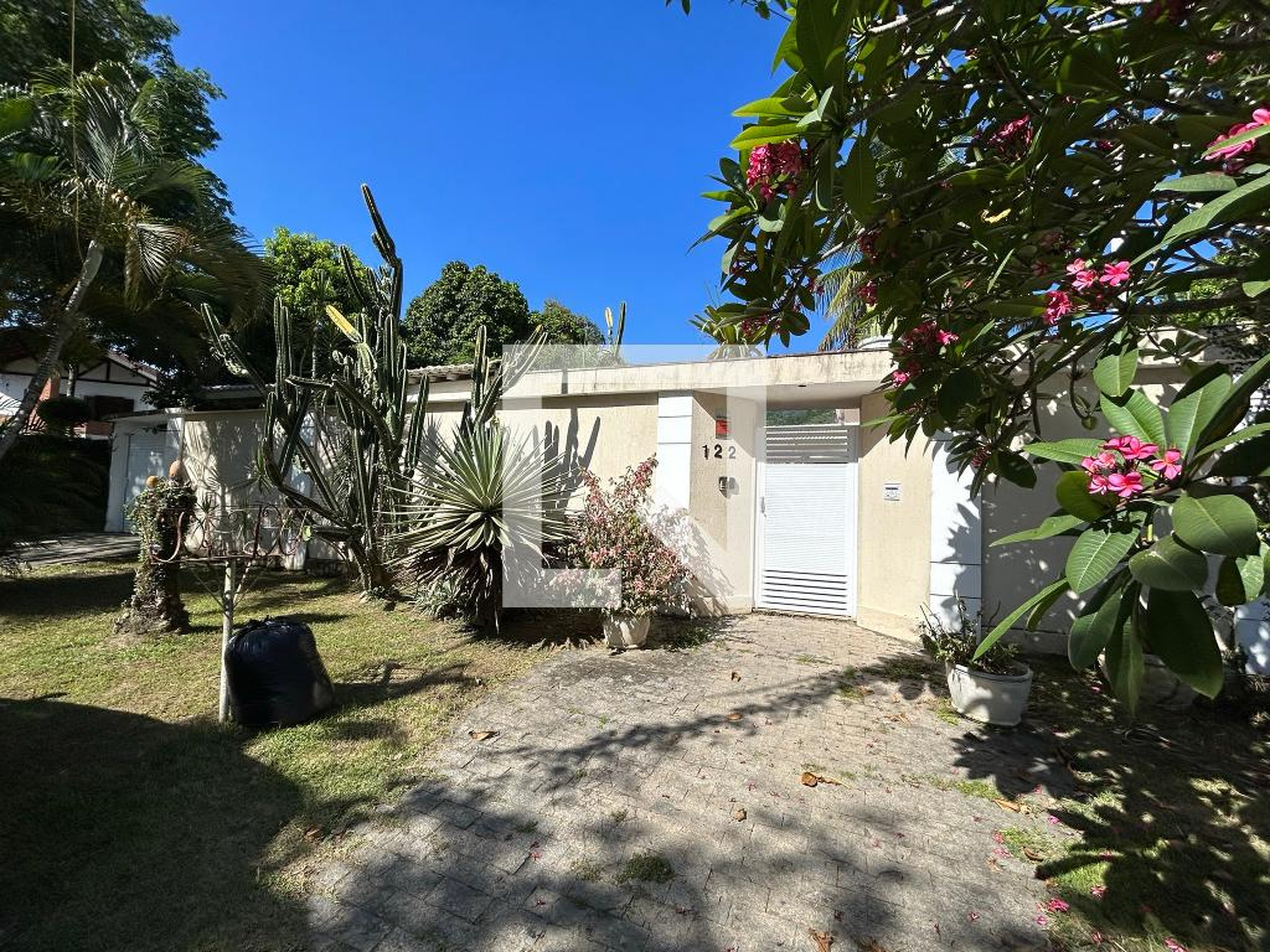Entrada Condomínio em Rua Pinho, 122