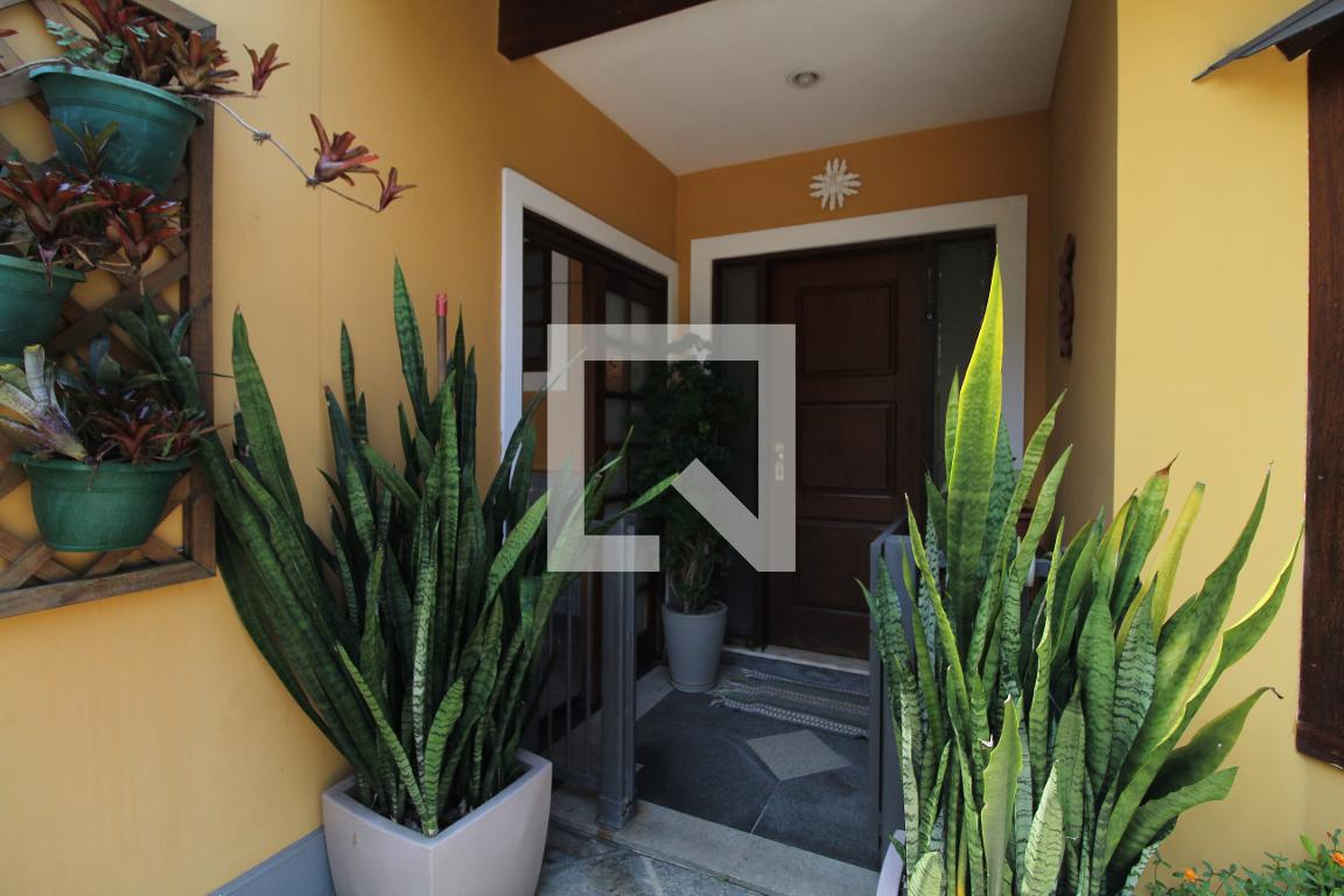 Fachada Condomínio em Estrada de Jacarepaguá, 4940