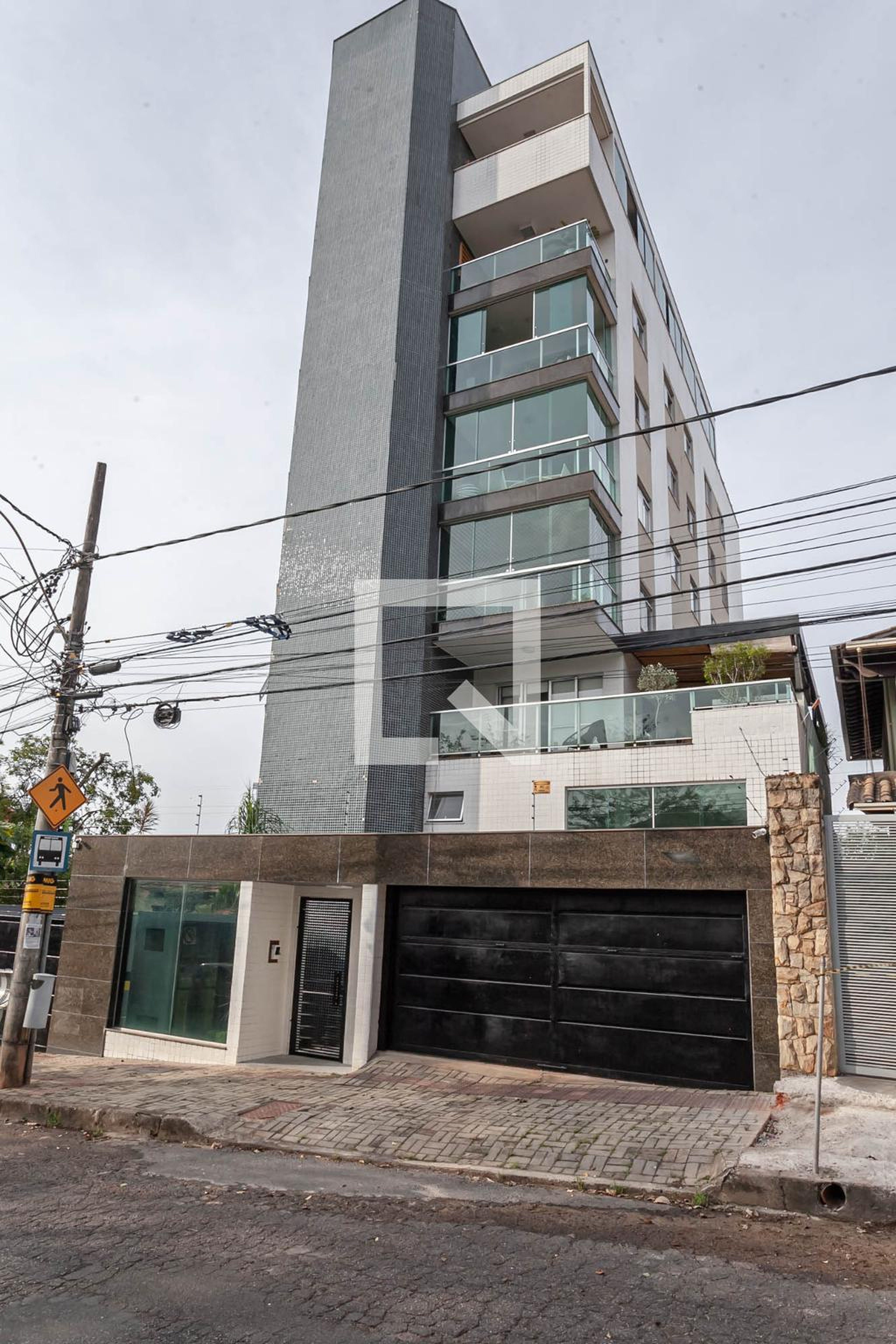 Fachada Condomínio em Rua Castelo de Windsor, 476