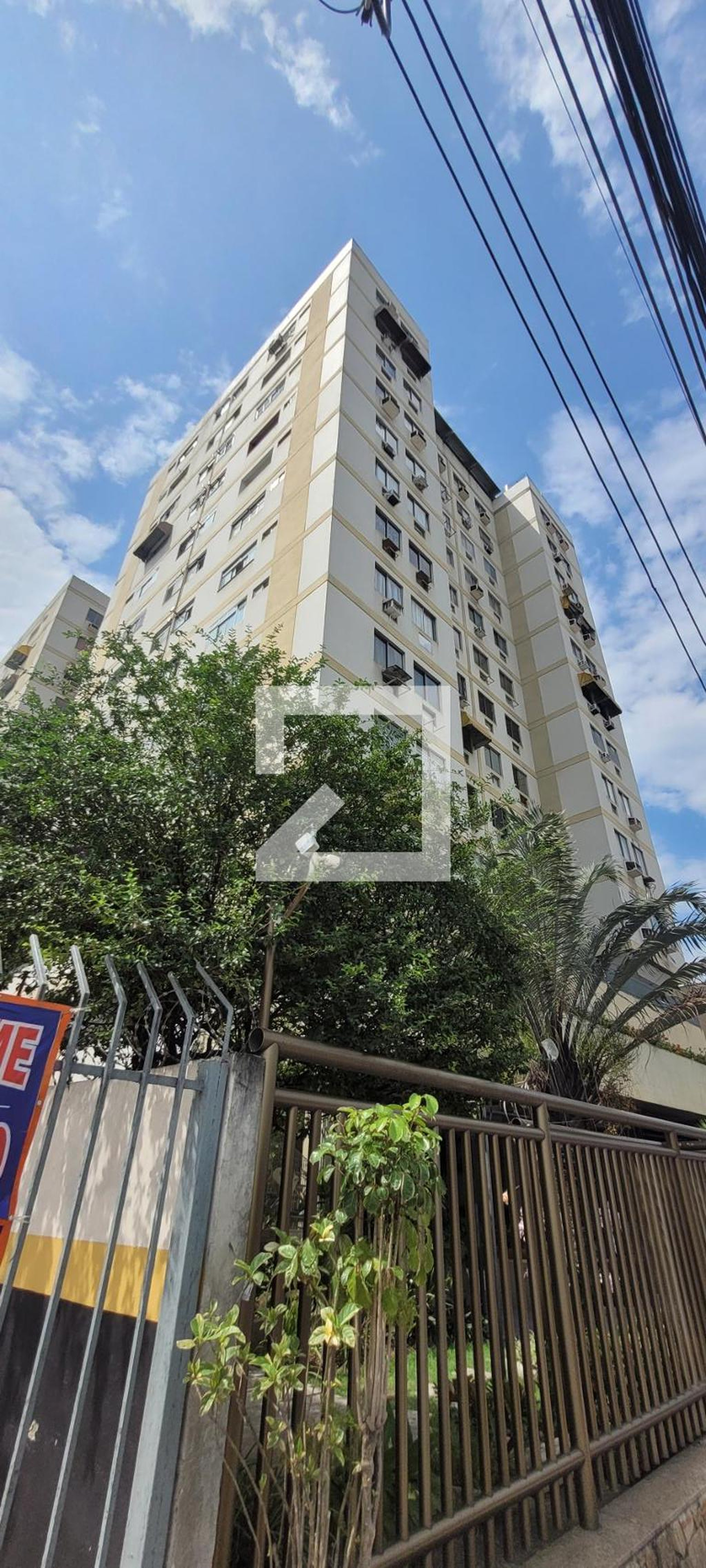 Fachada Condomínio em Rua Cândido Benício, 100