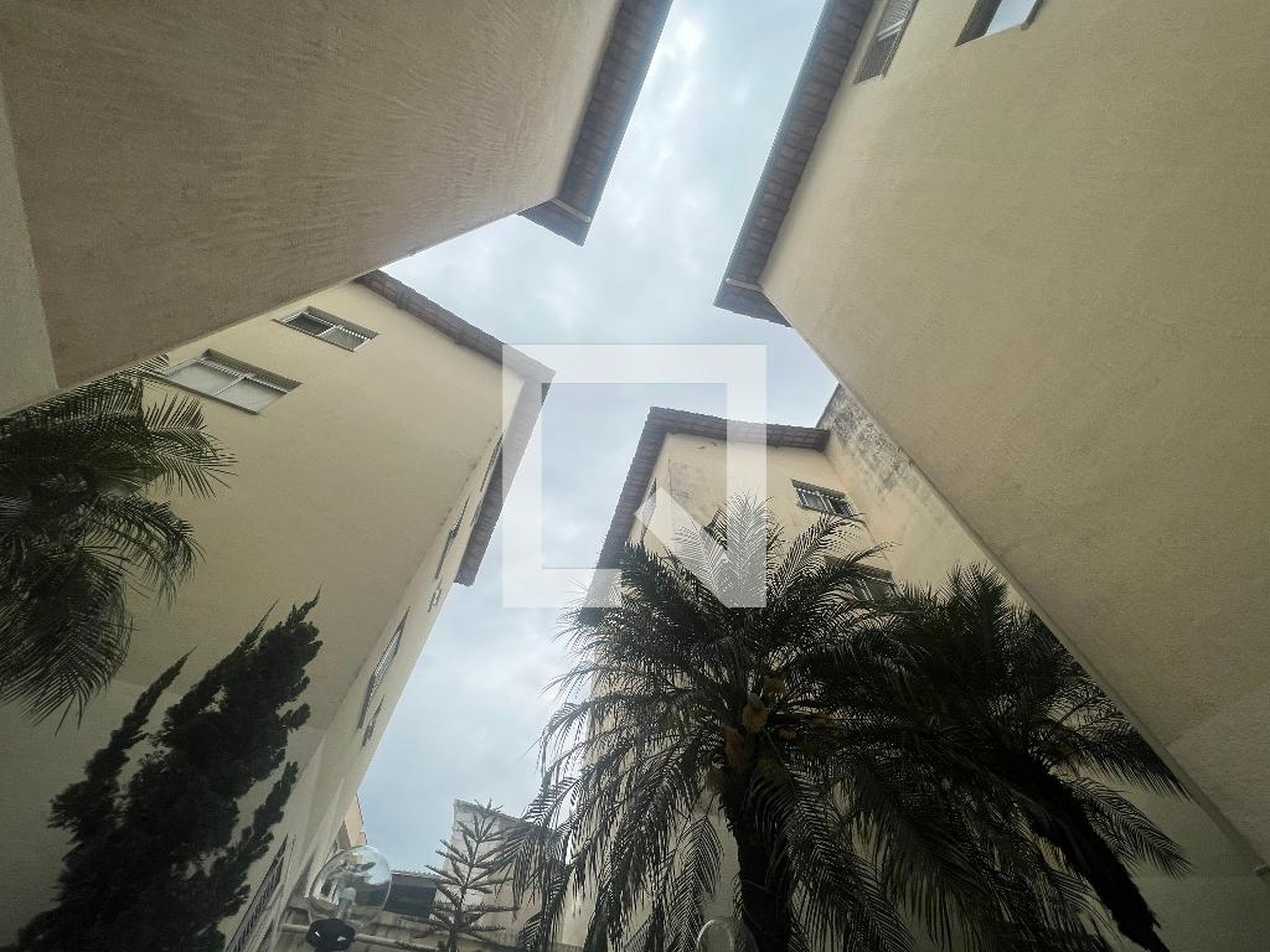 Fachada Condomínio em Rua Paulo Piedade Campos, 771