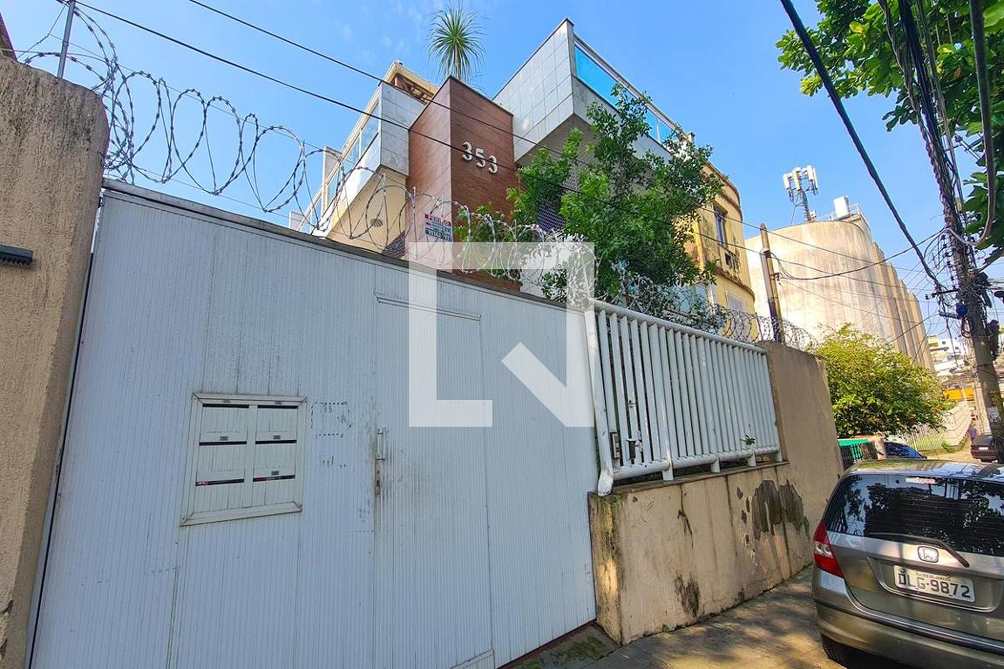 Fachada Condomínio em Rua Jorge Maurício Chometon, 353