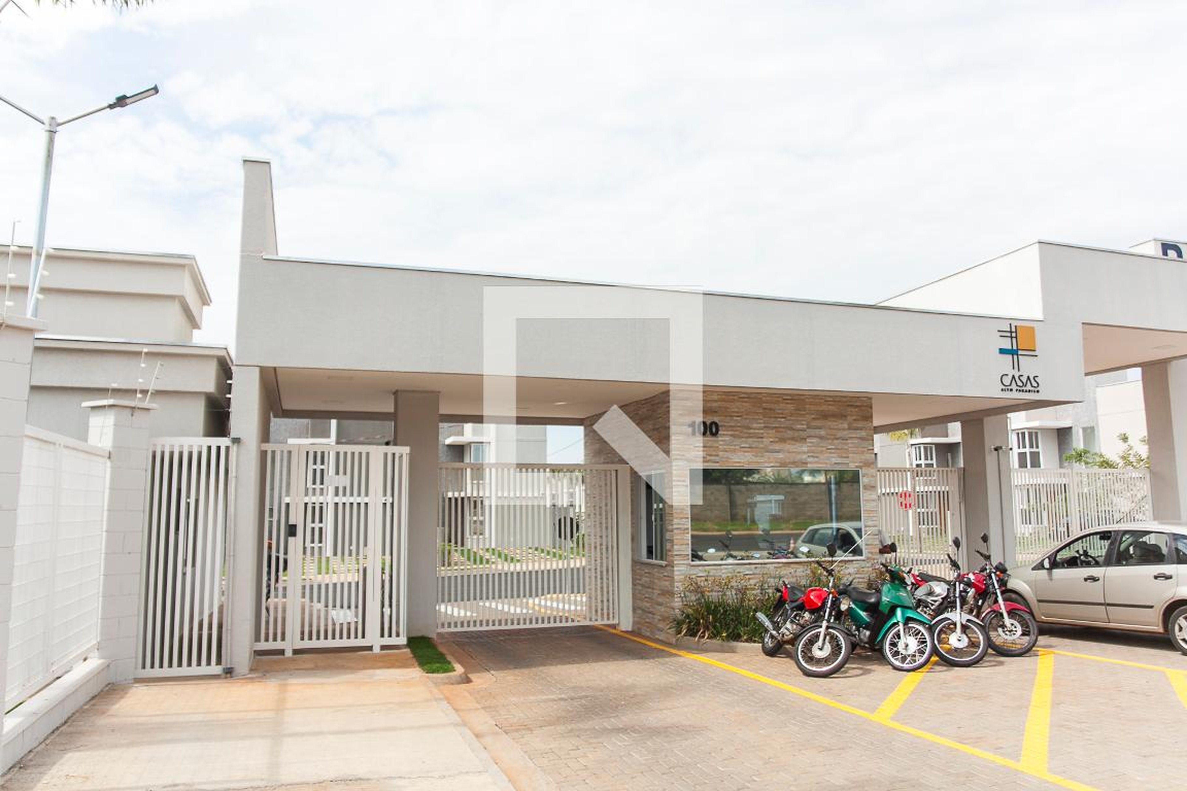 Fachada do Condomínio Condomínio Alto Paradiso