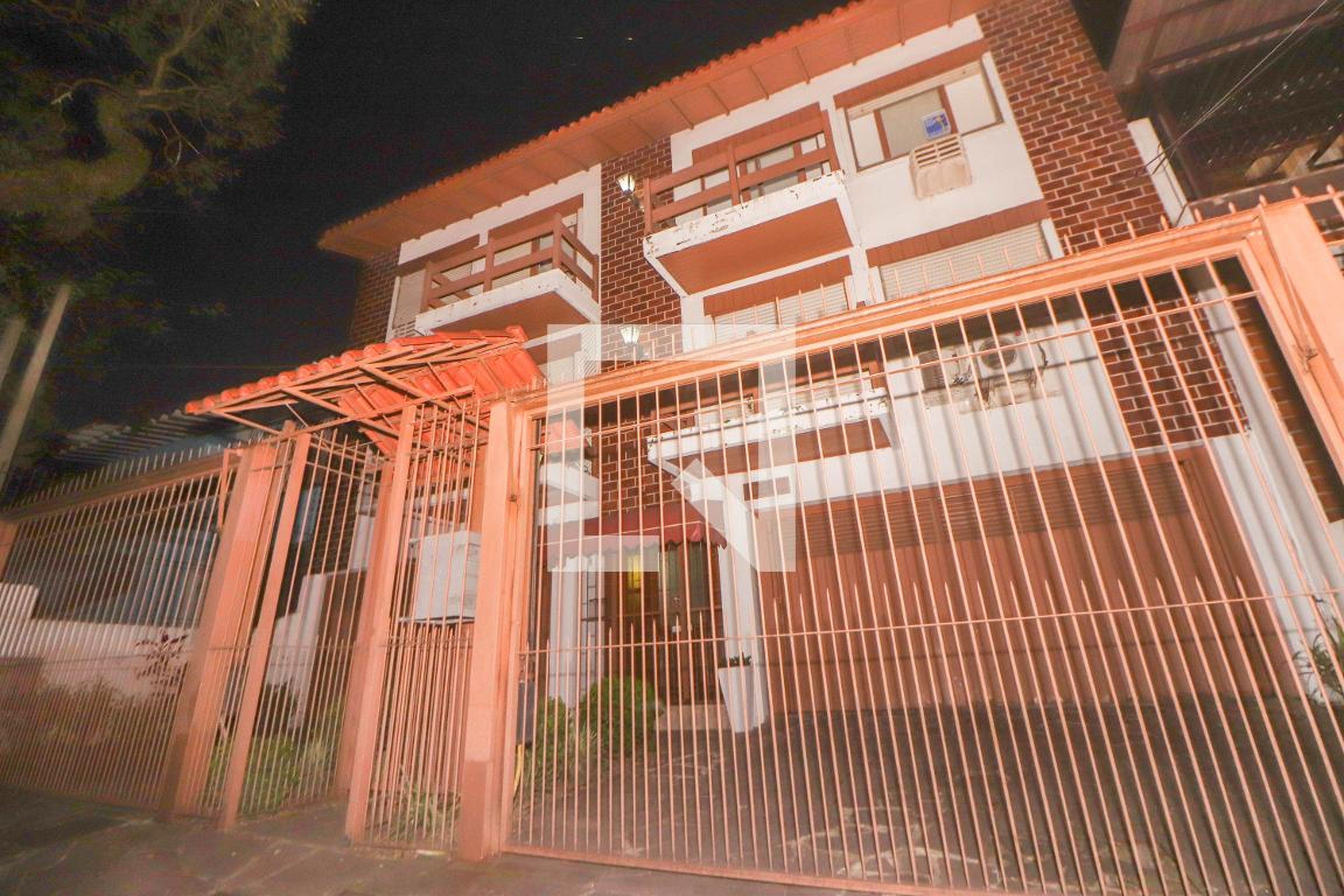 Fachada Condomínio em Rua Professora Cecy Cordeiro Tofehrn, 156