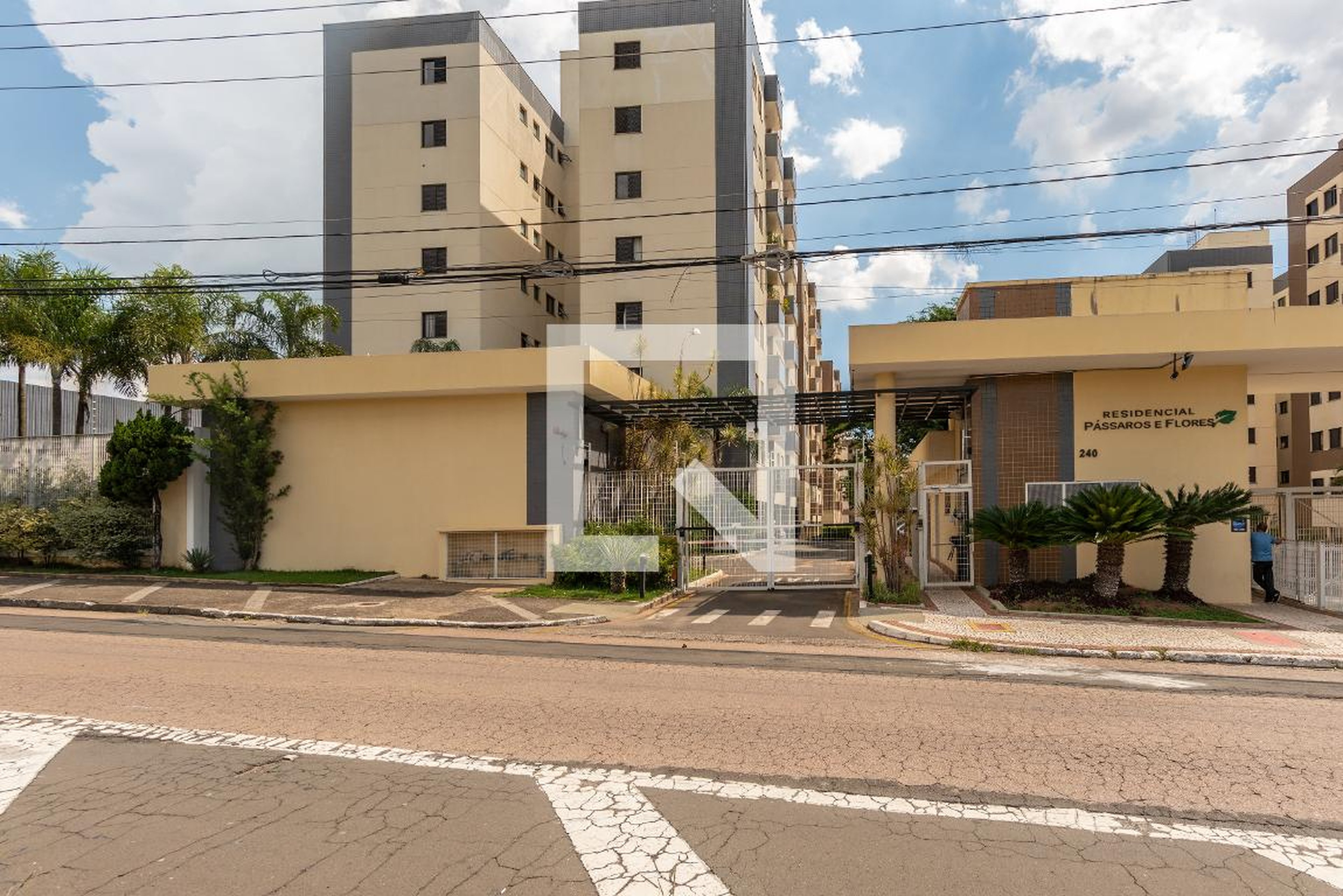 Fachada do Condomínio Condomínio Pássaros e Flores