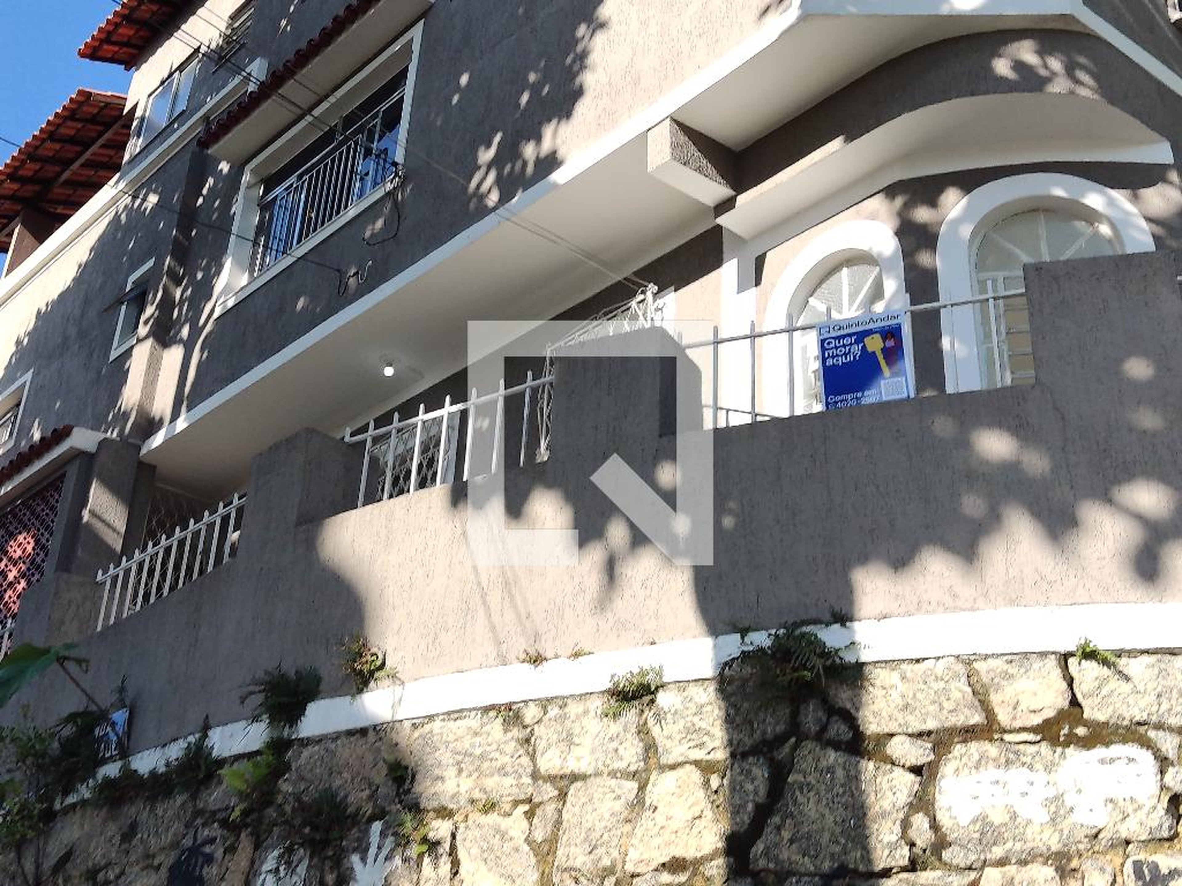 Fachada Condomínio em Rua Ana Leonidia, 44