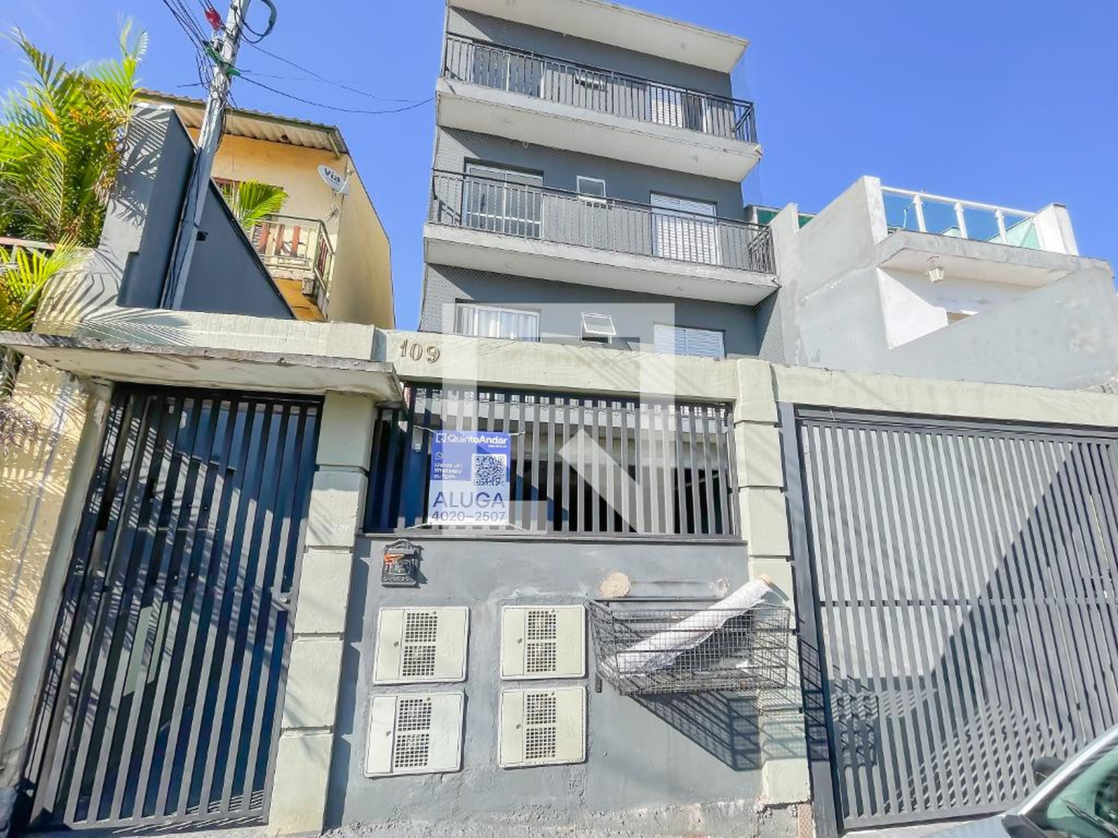 Fachada Condomínio em Rua das Bandeiras, 109