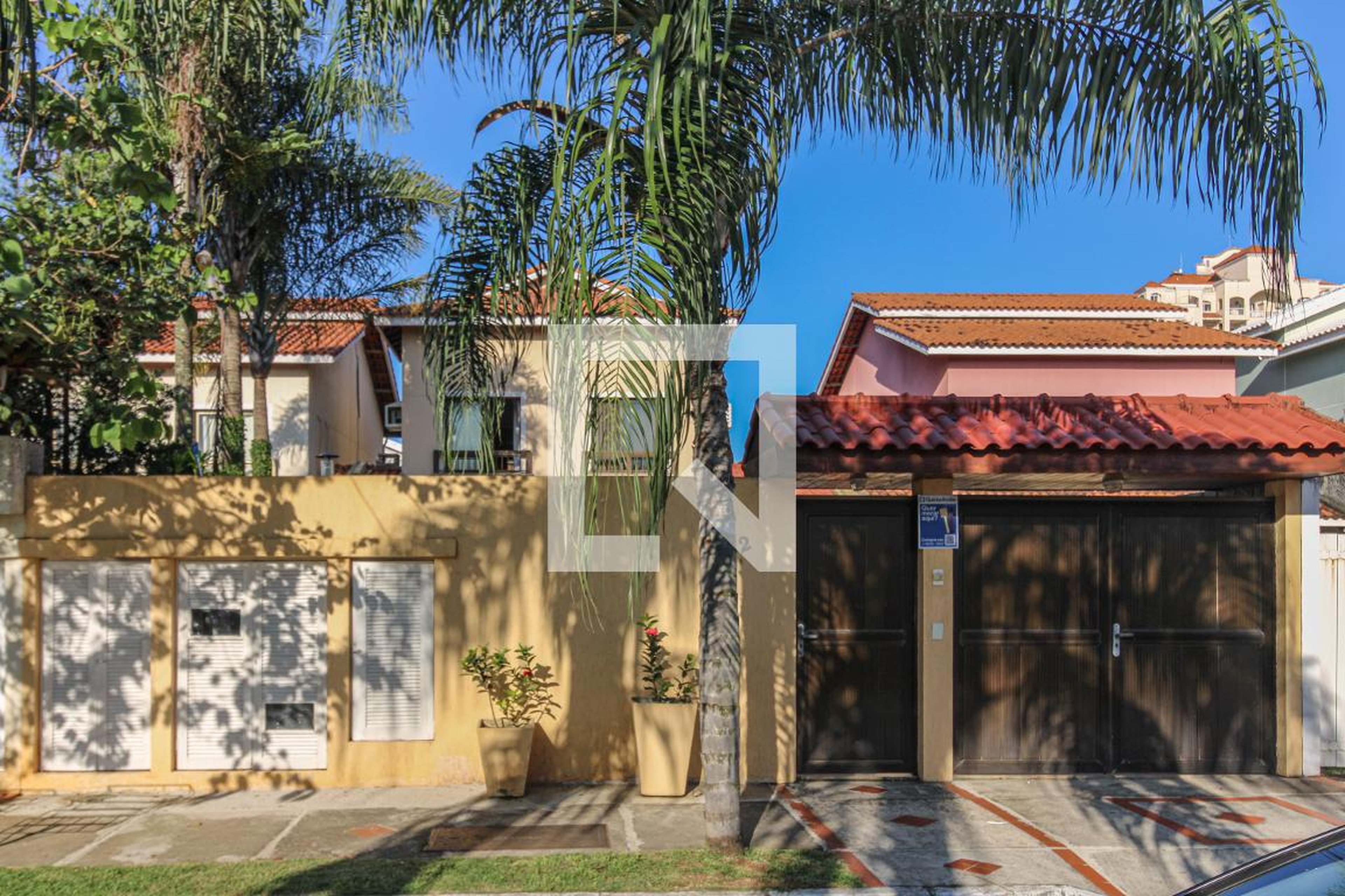 Fachada Condomínio em Rua Dora Bria, 52