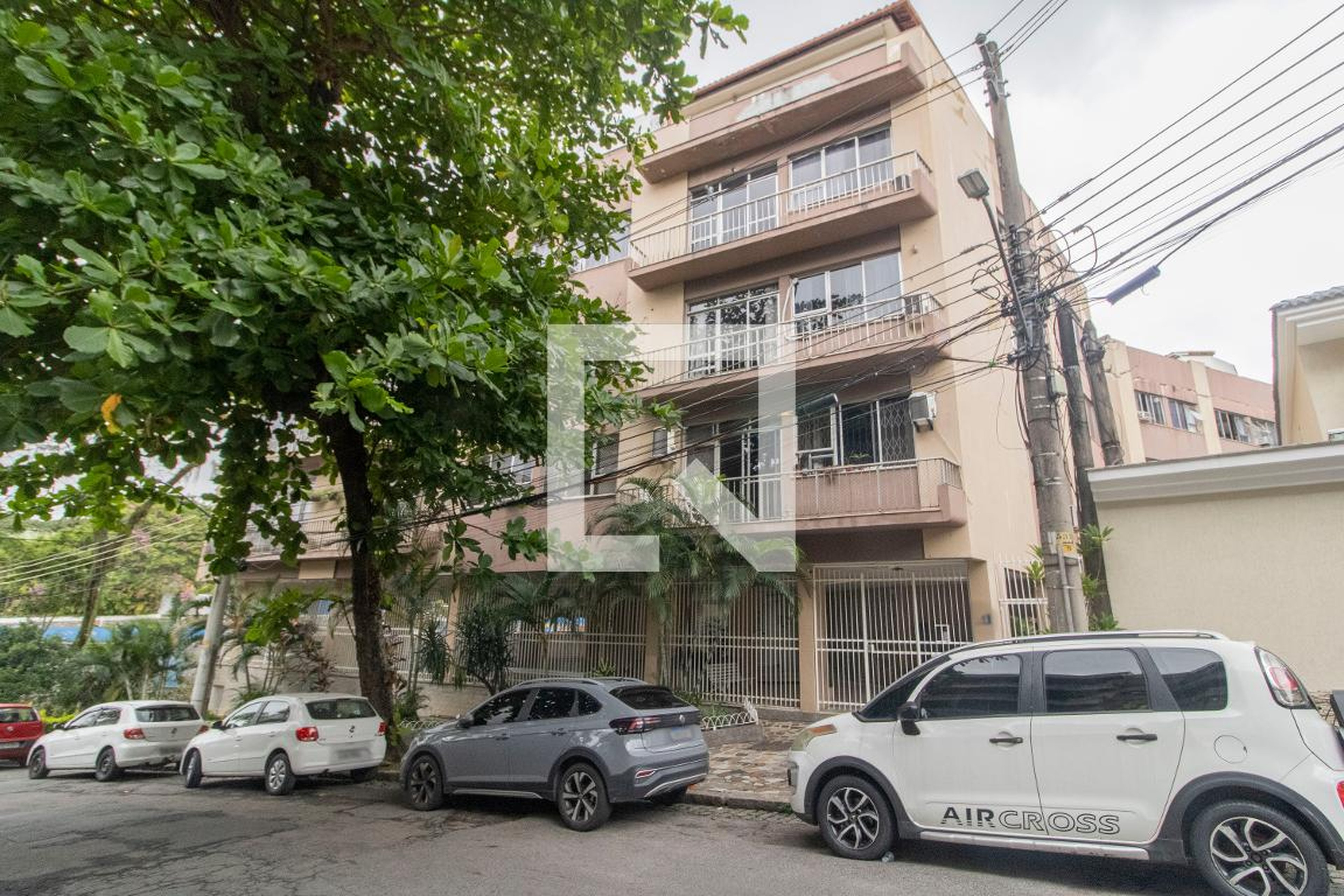 Fachada Condomínio em Rua Álvaro Dias, 54