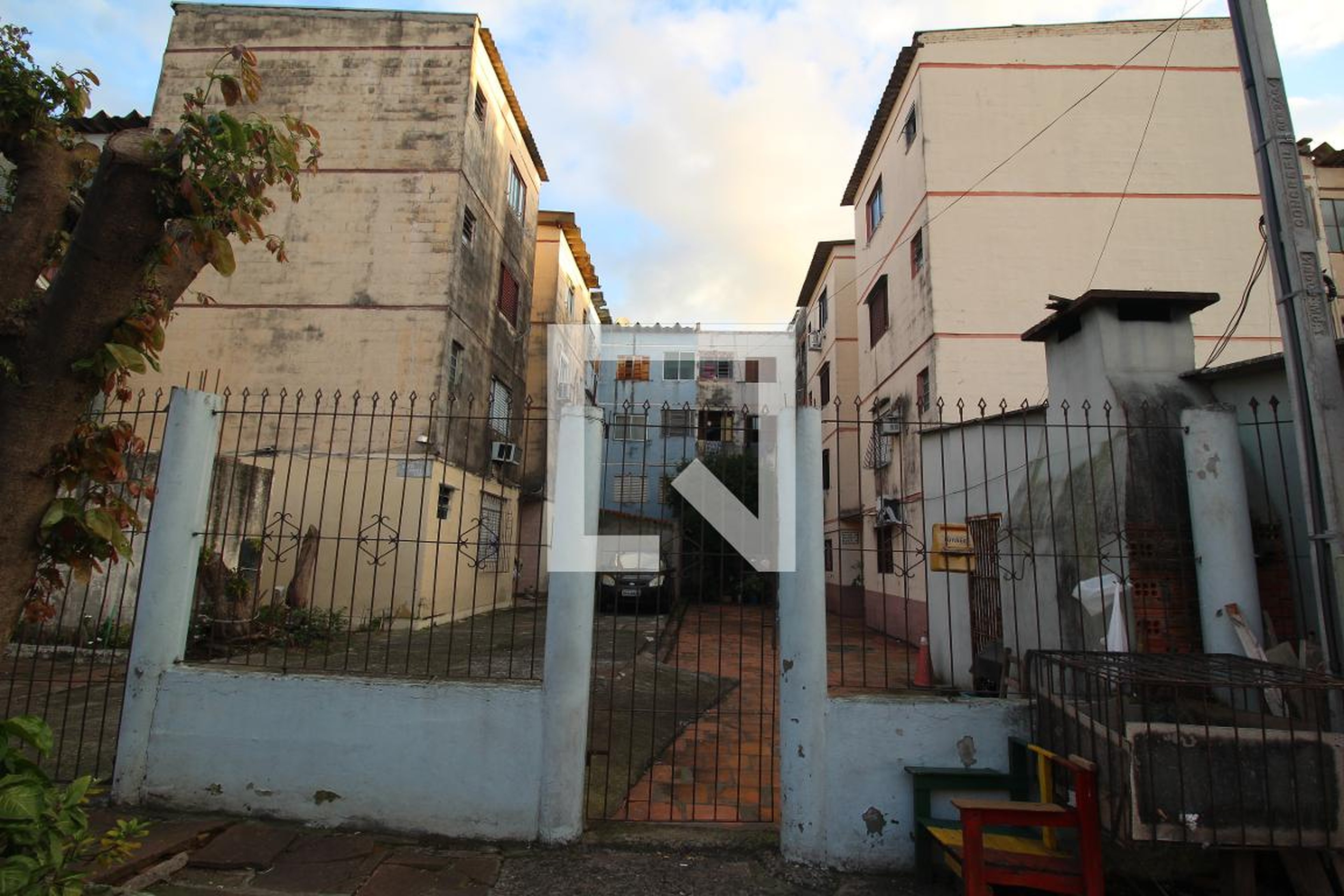 Fachada do Prédio Condomínio em Rua Quarenta E Oito (lote Guajuviras, 101