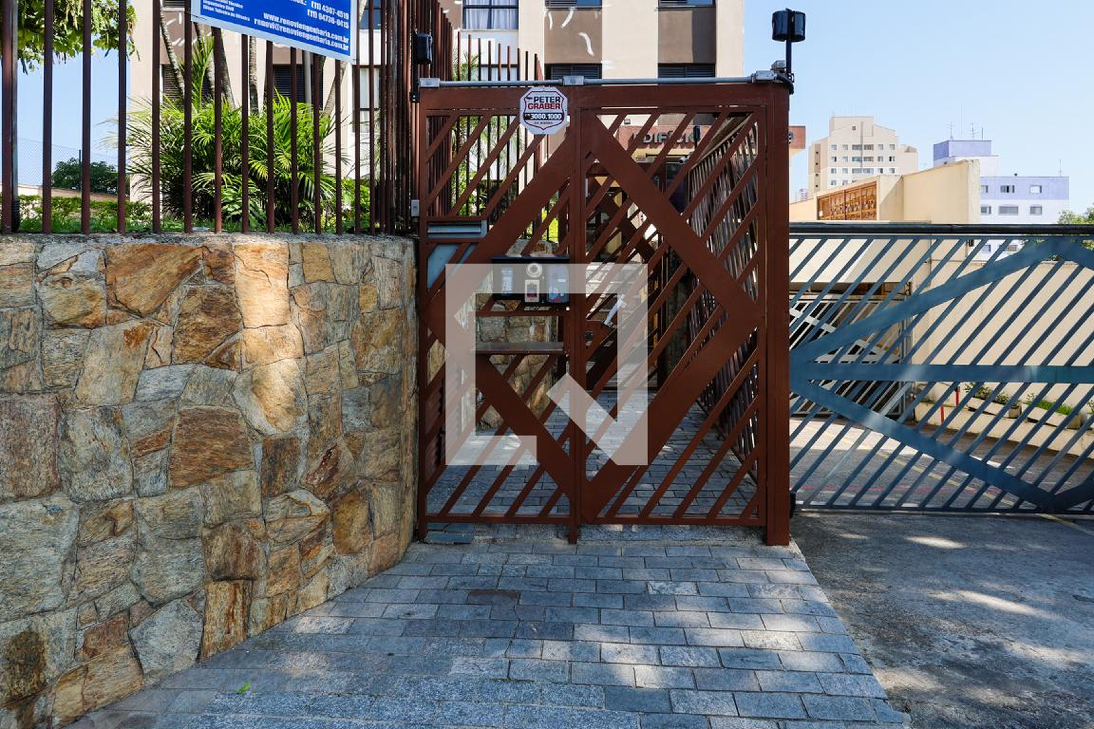 Fachada do condomínio Condomínio em Rua Aburá, 656