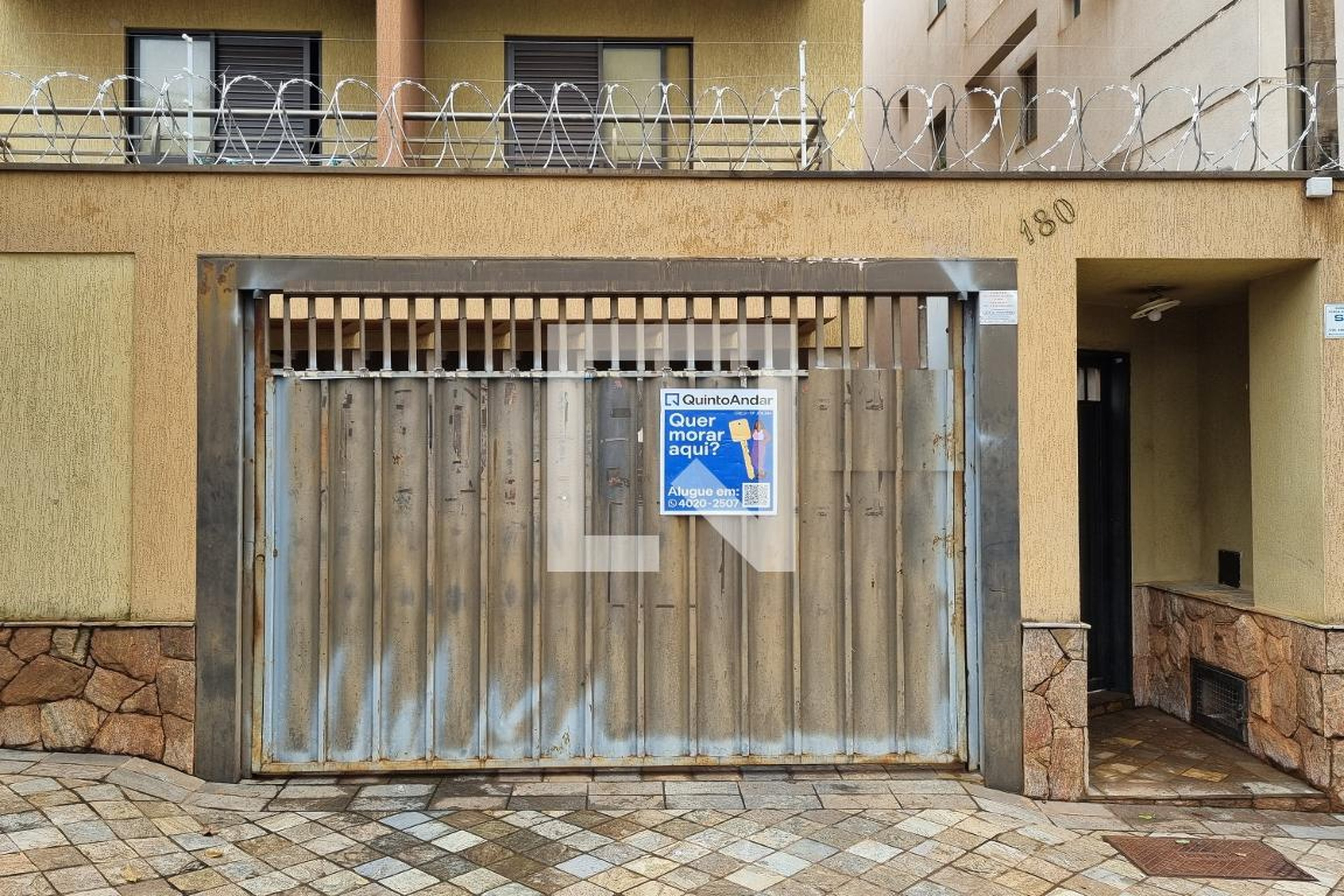 Fachada Condomínio em Rua Eugênio Rocha Filho, 130