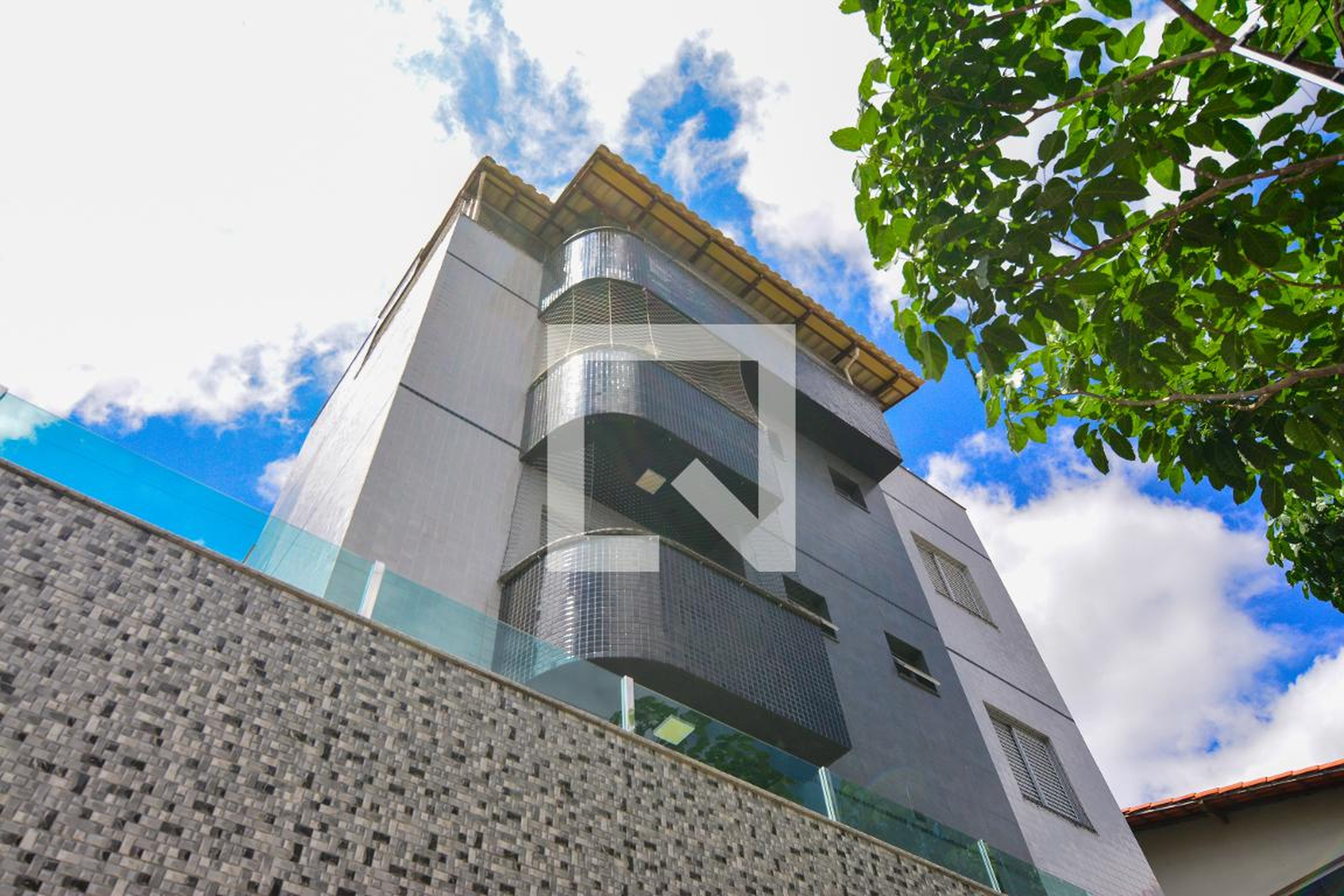 Fachada Condomínio em Rua Espera Feliz, 109