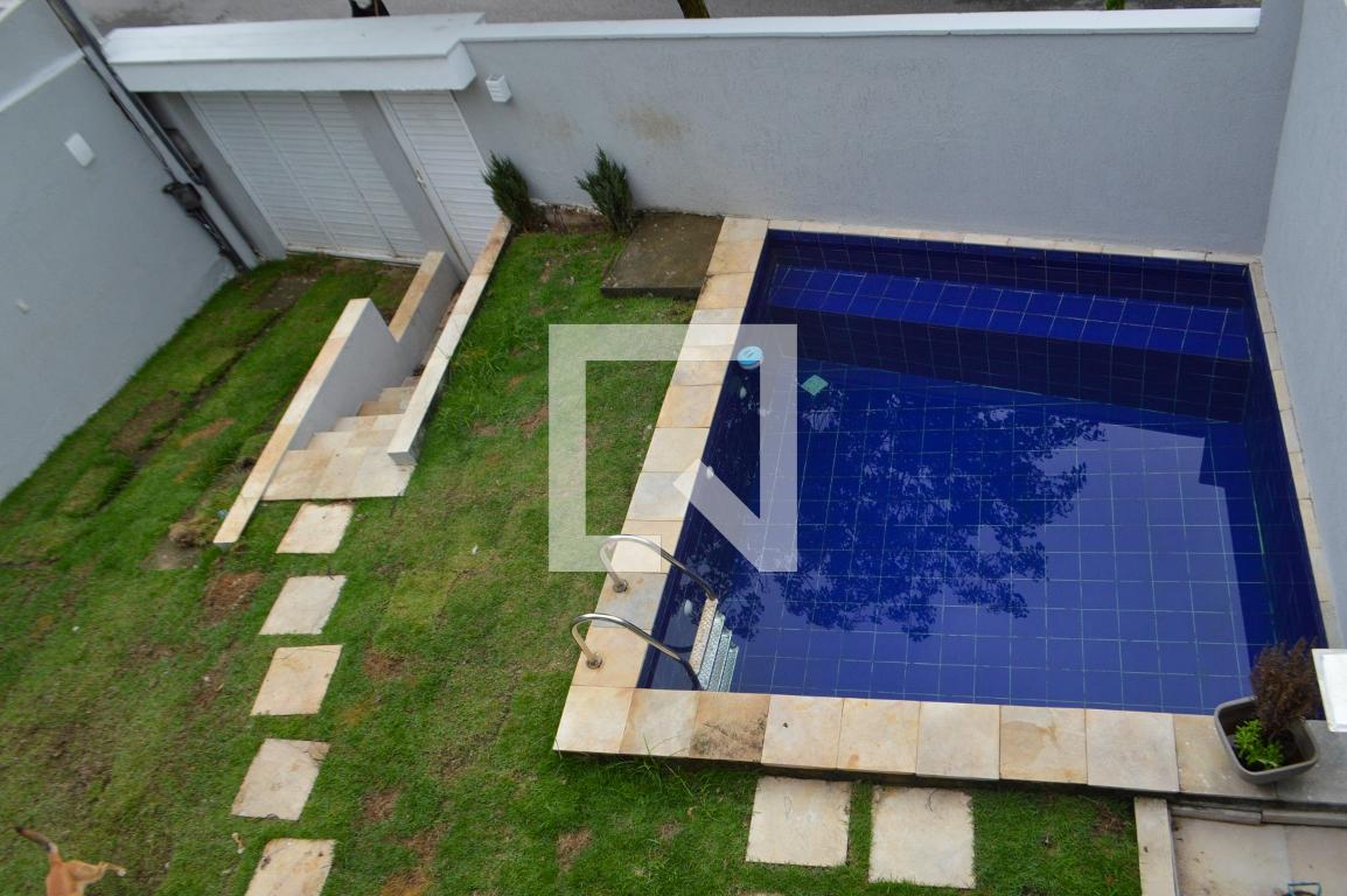 Piscina Condomínio em Estrada Campo da Areia, 566