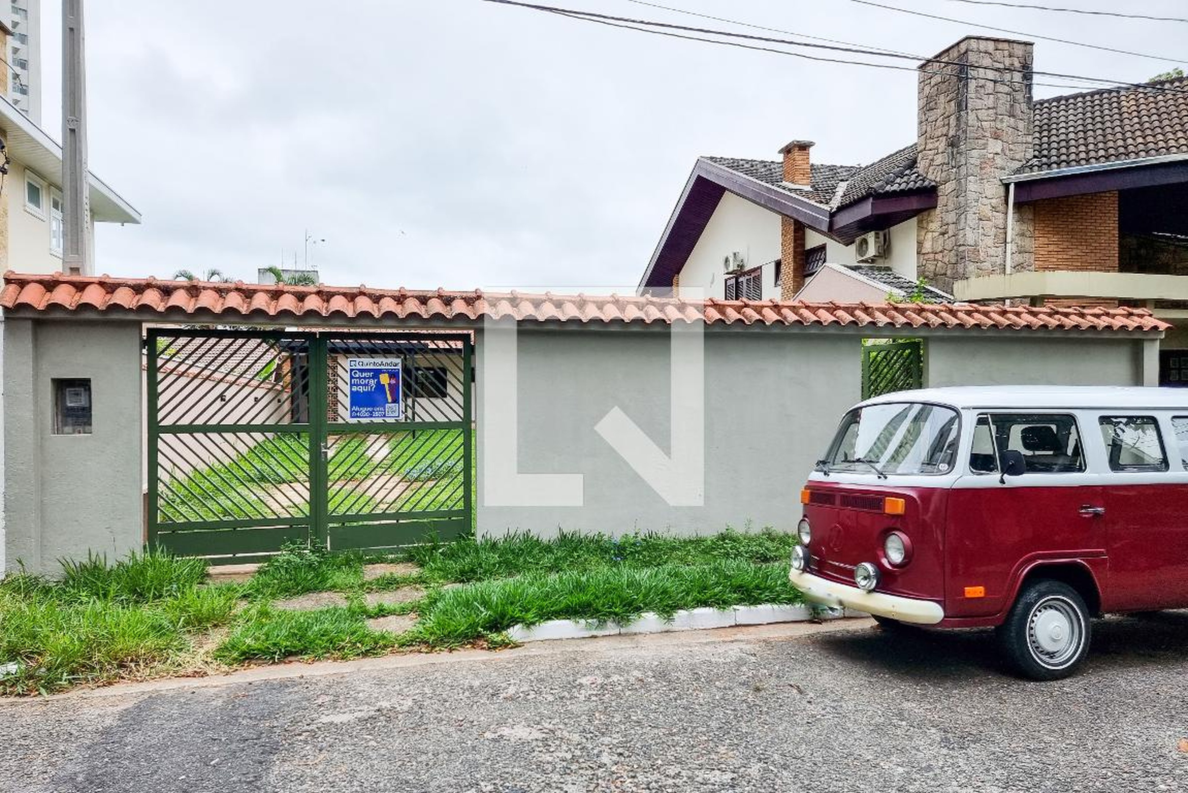Fachada Condomínio em Rua Professora Renê Maria Vandaele, 206
