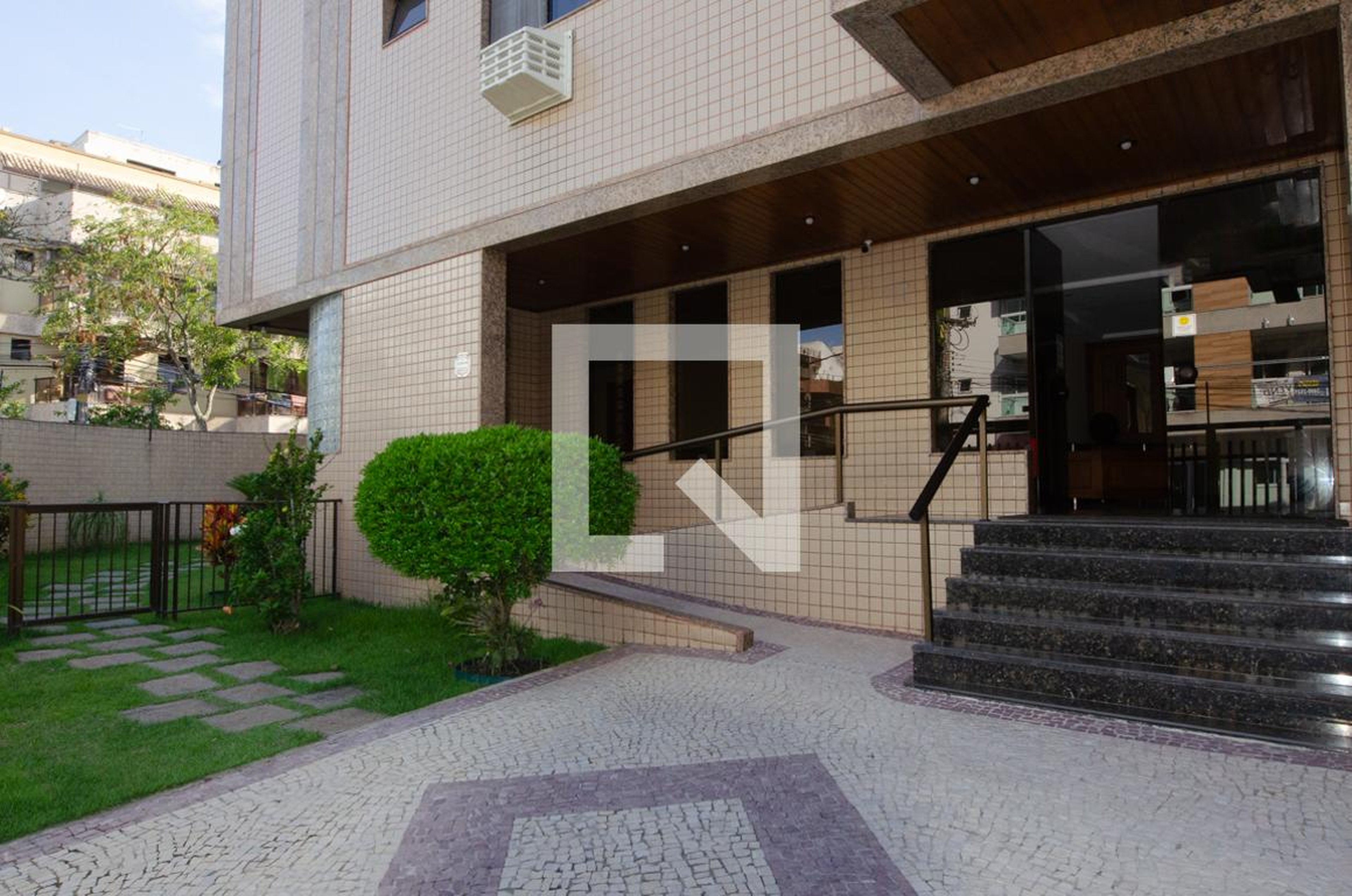 Entrada Condomínio em Rua Newton Fontoura Reis, 155