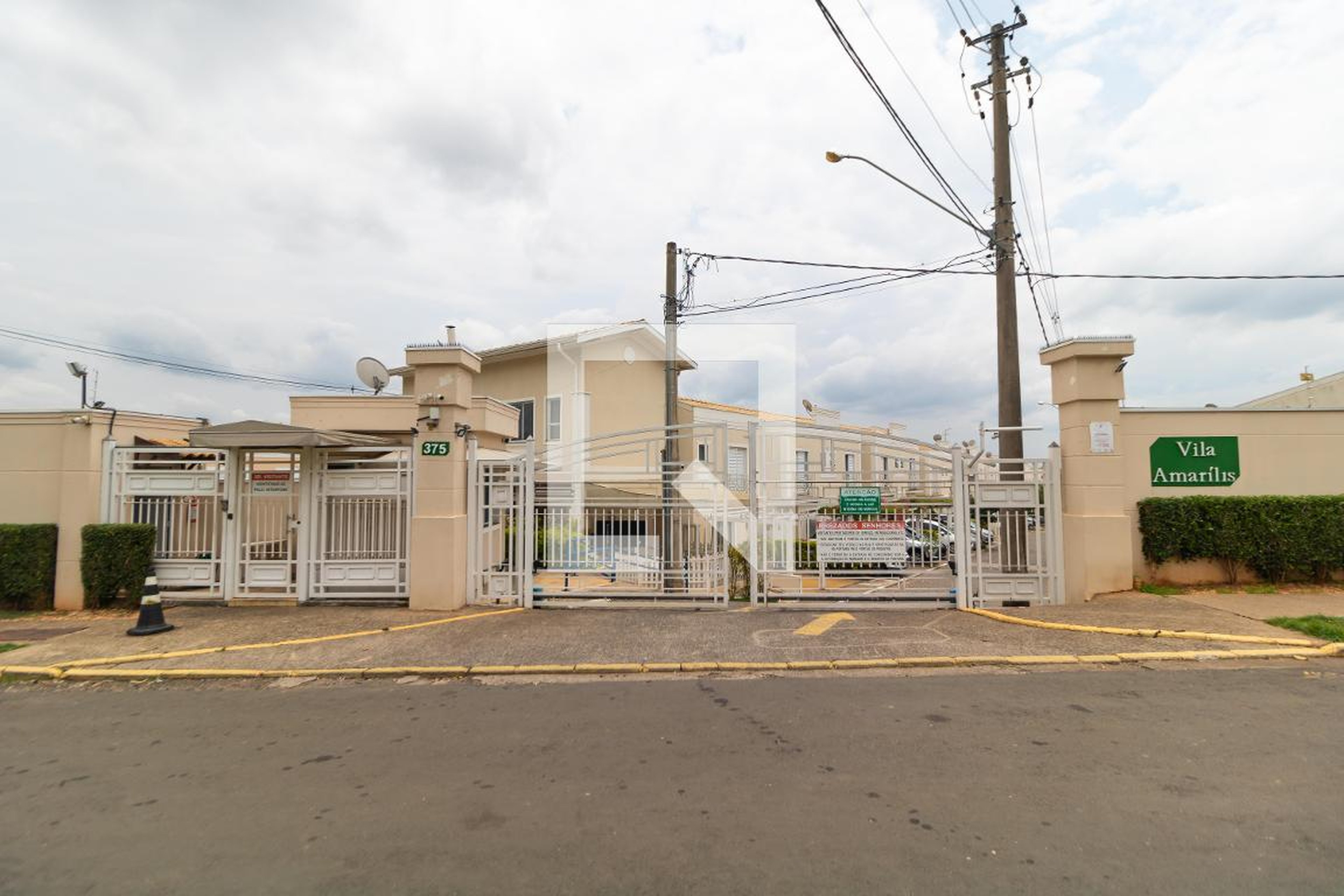 Fachada do Condomínio Condomínio Vila Amarilis