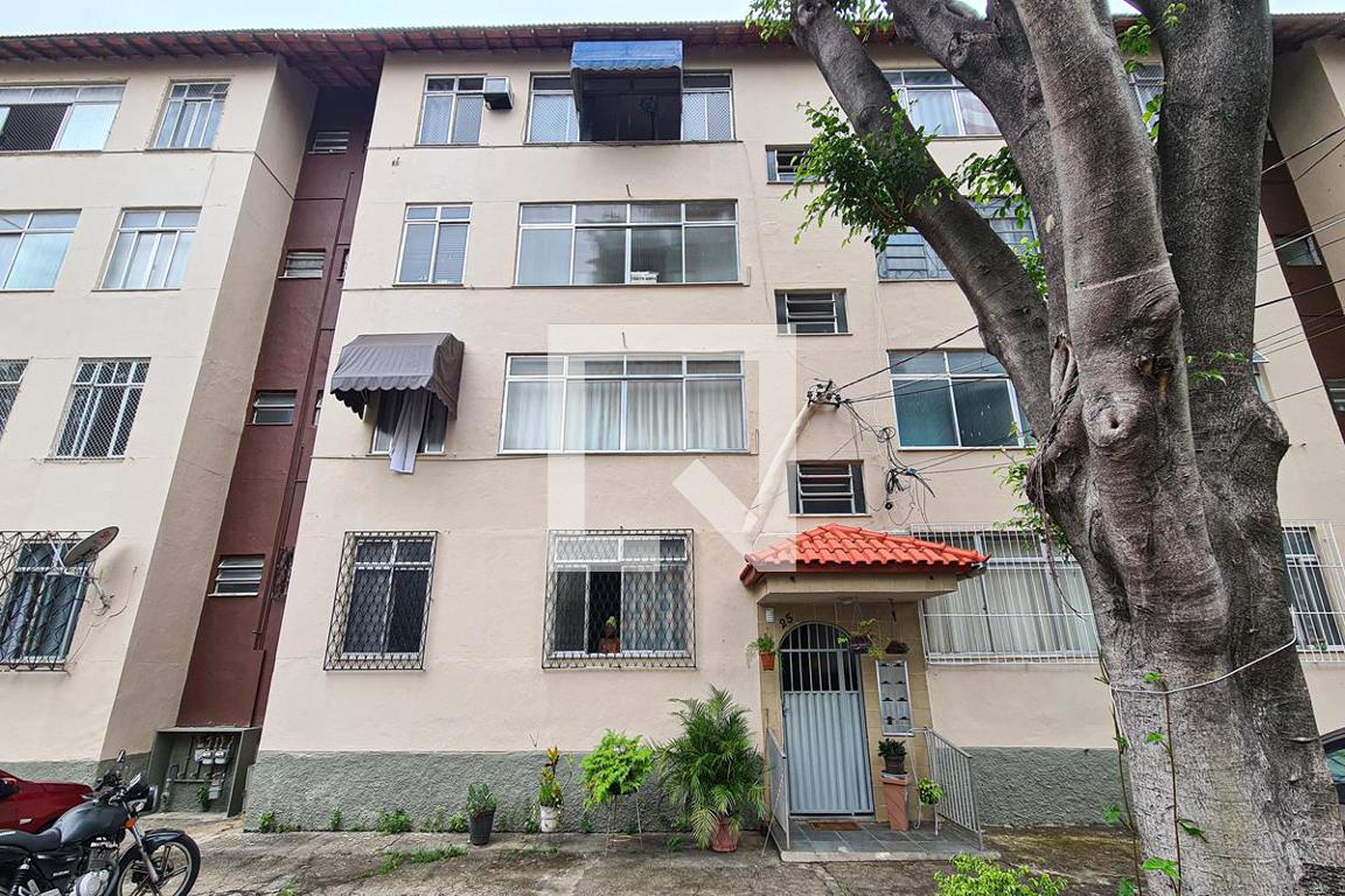 Fachada Condomínio em Rua Raul Penna Firme, 25